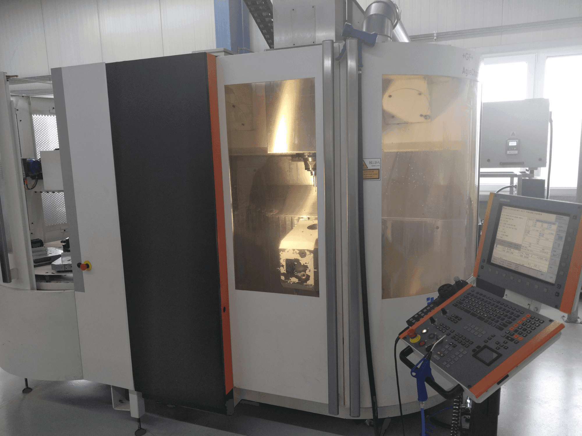 Vista Frontal  da +GF+ AGIE CHARMILLES MIKRON UCP 600 Vario  máquina