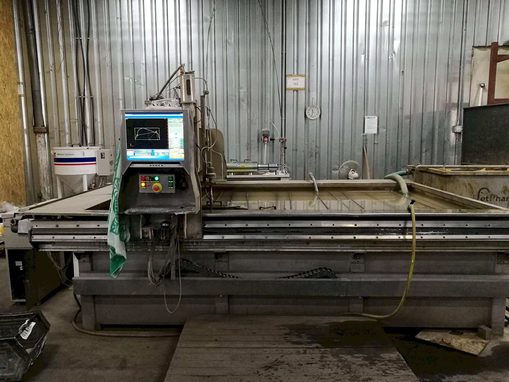 Vista Frontal  da KMT SLV 50 CLSC  máquina