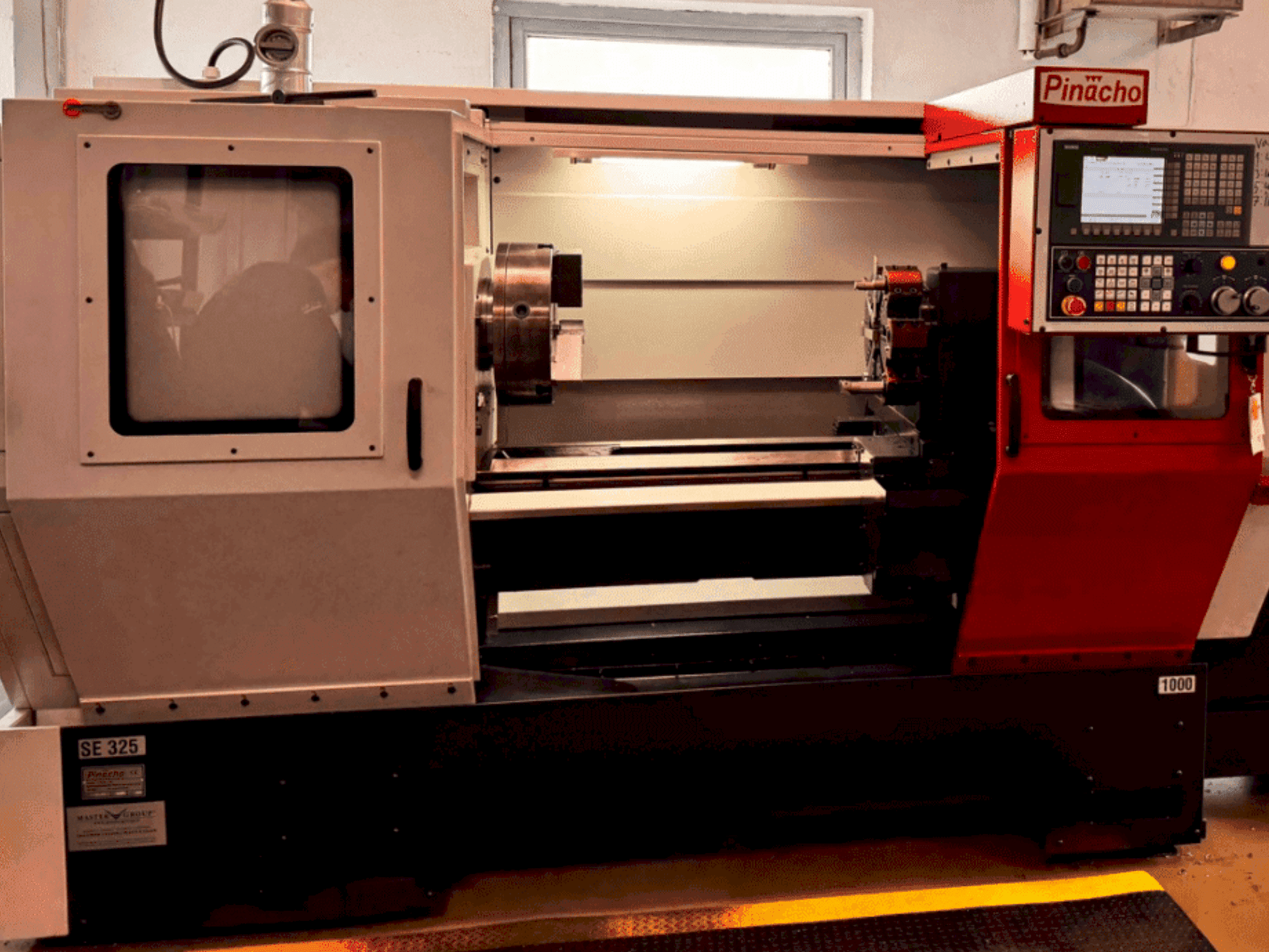 Vista Frontal  da Pinacho SE325  máquina