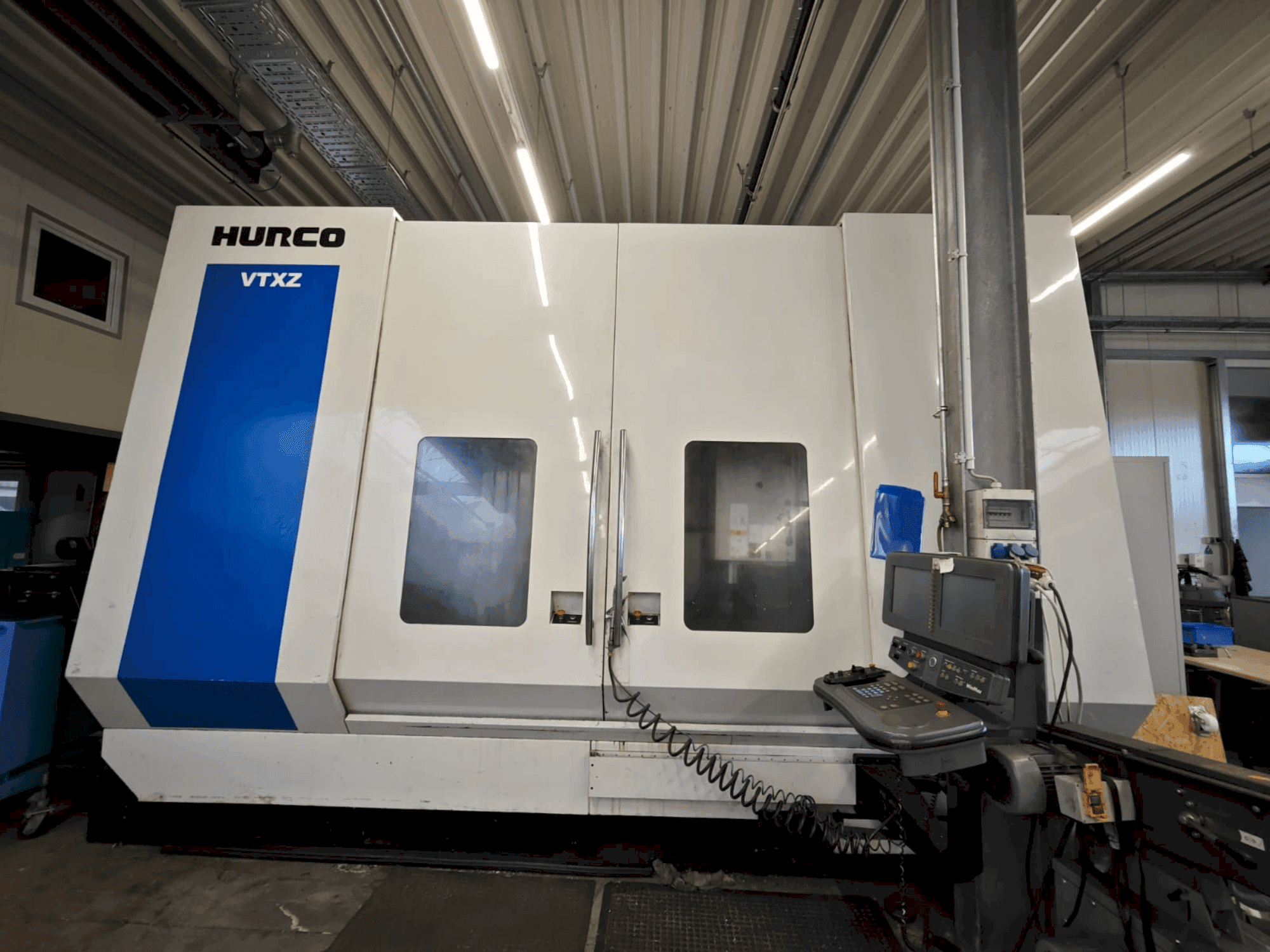 Vista Frontal  da Hurco VTXZ  máquina