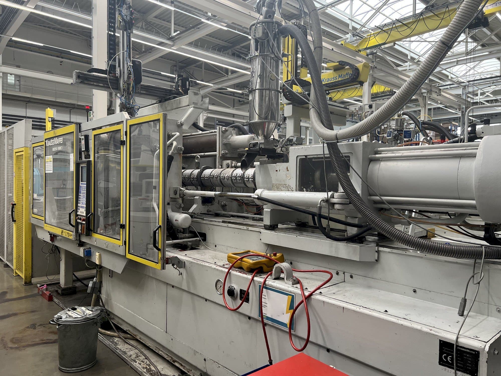 Vista Frontal  da Krauss Maffei KM 250  máquina