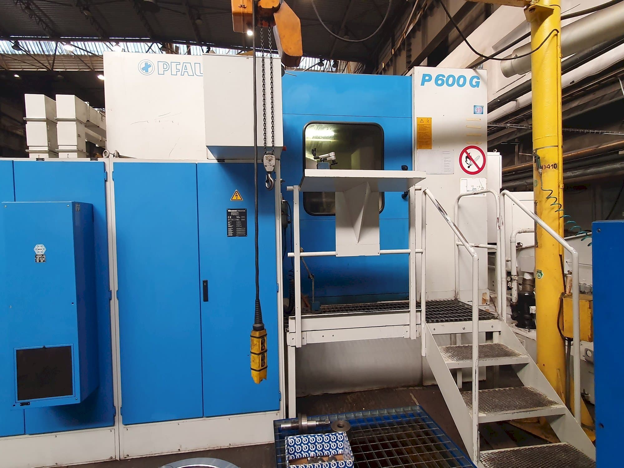 Vista Frontal  da Gleason PFAUTER P 600G  máquina