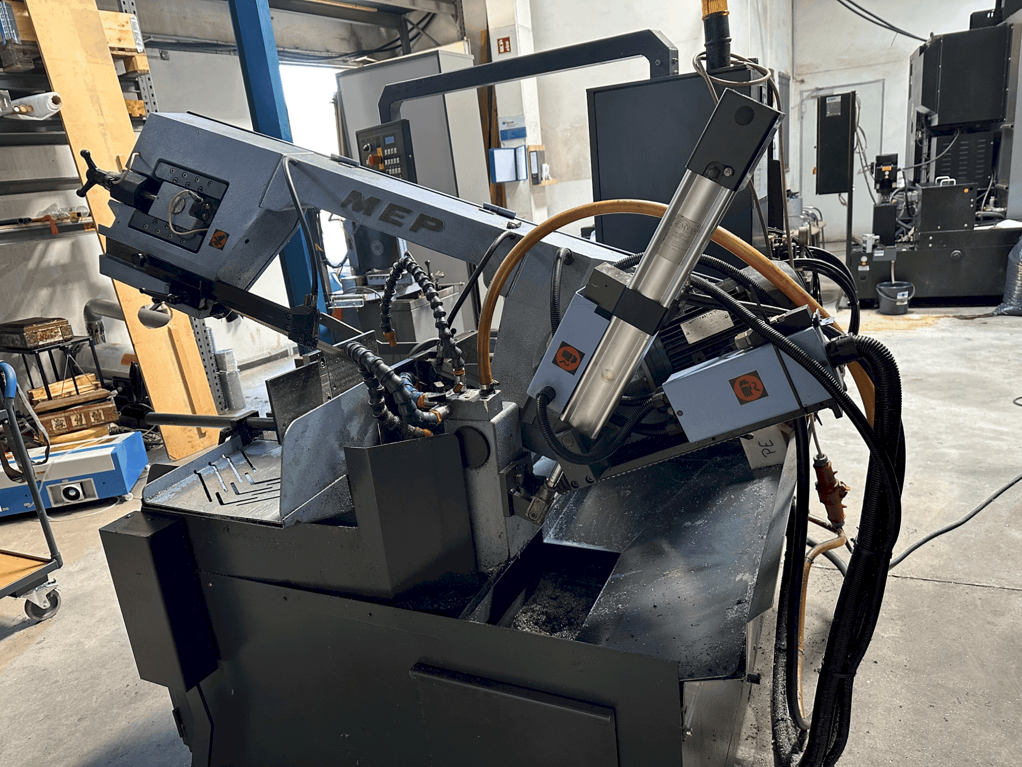 Vista Frontal  da MEP SHARK 330 NC eco  máquina