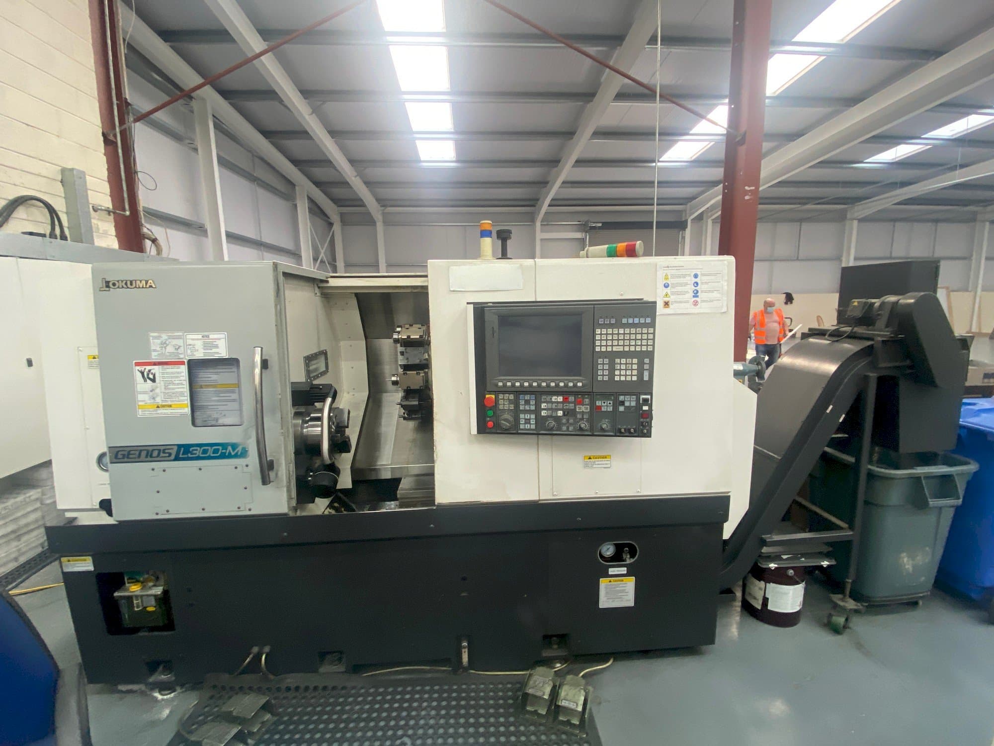 Vista Frontal  da Okuma Genos L300MW  máquina