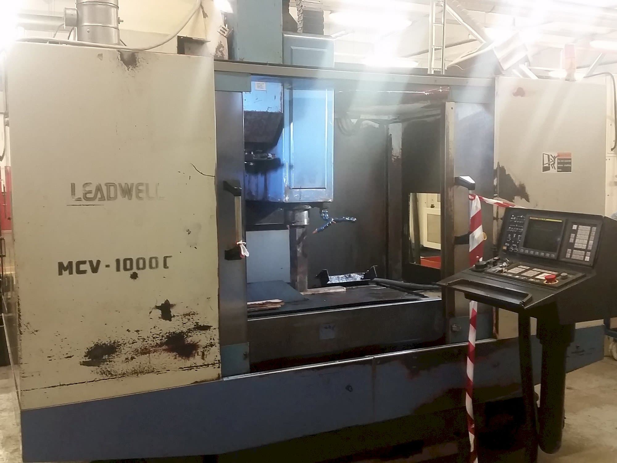 Vista Frontal  da Leadwell MCV-1000CR  máquina