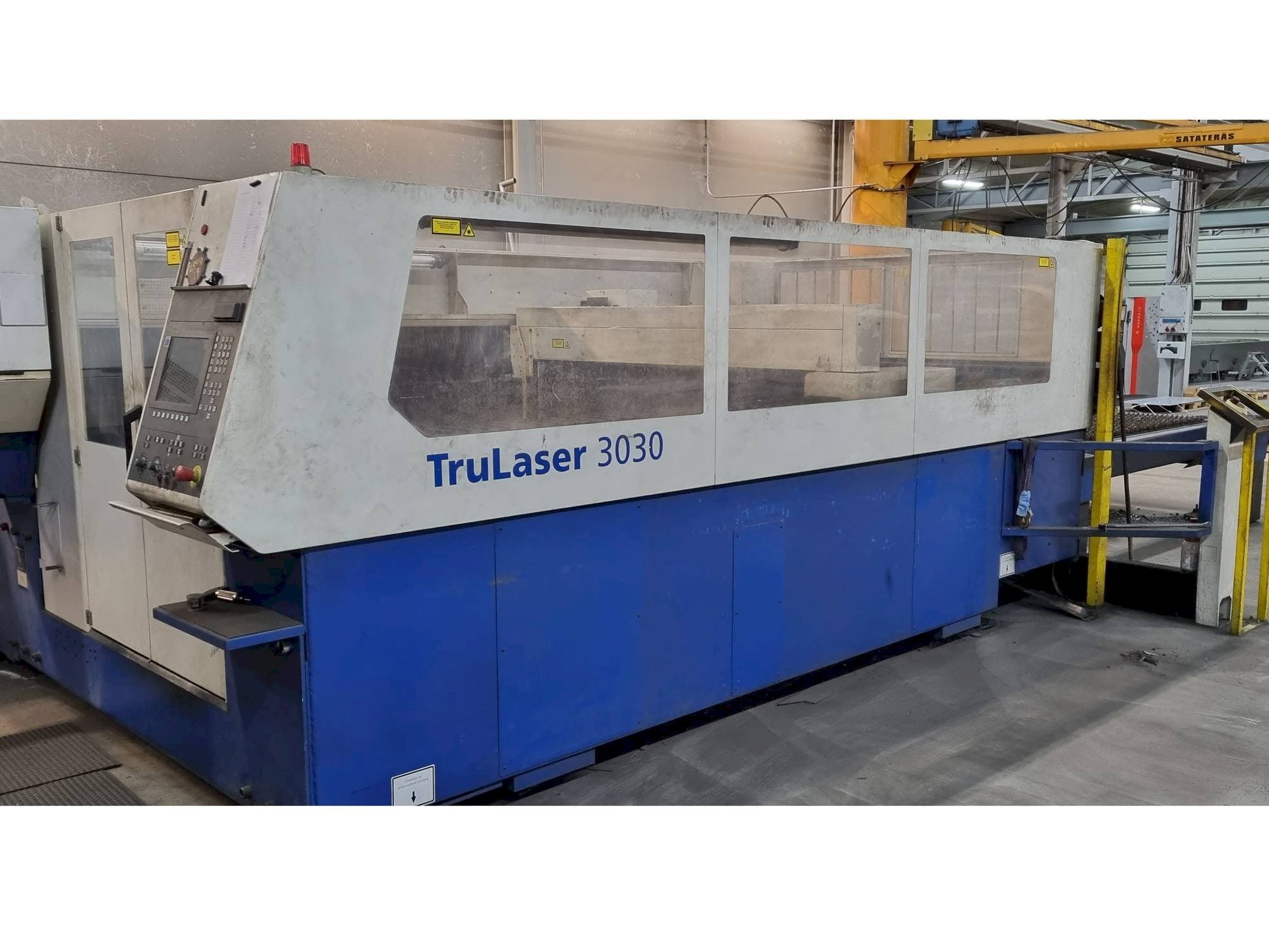 Vista Frontal  da Trumpf TruLaser 3030  máquina