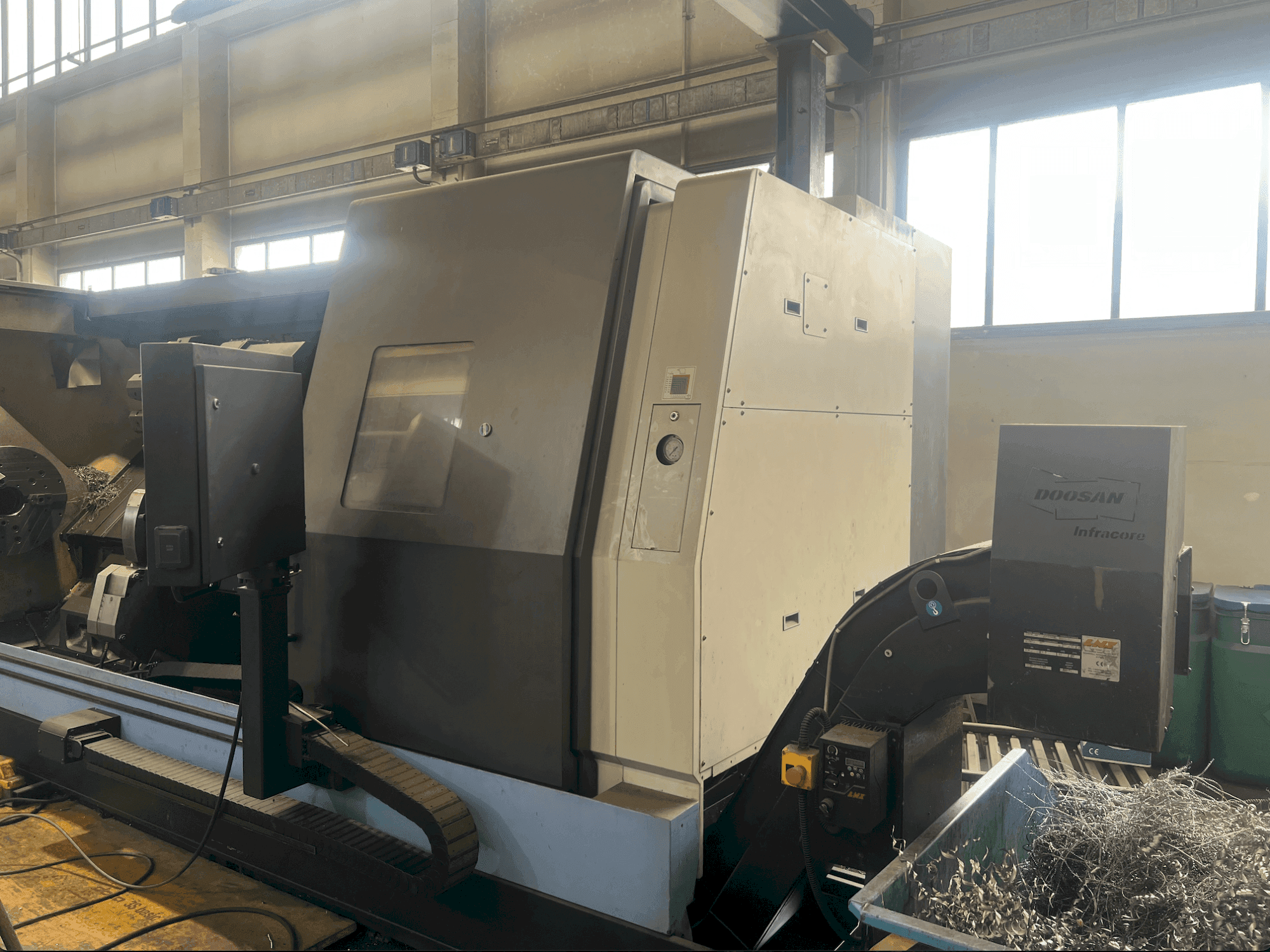 Vista Frontal  da DOOSAN Puma 700 LM  máquina