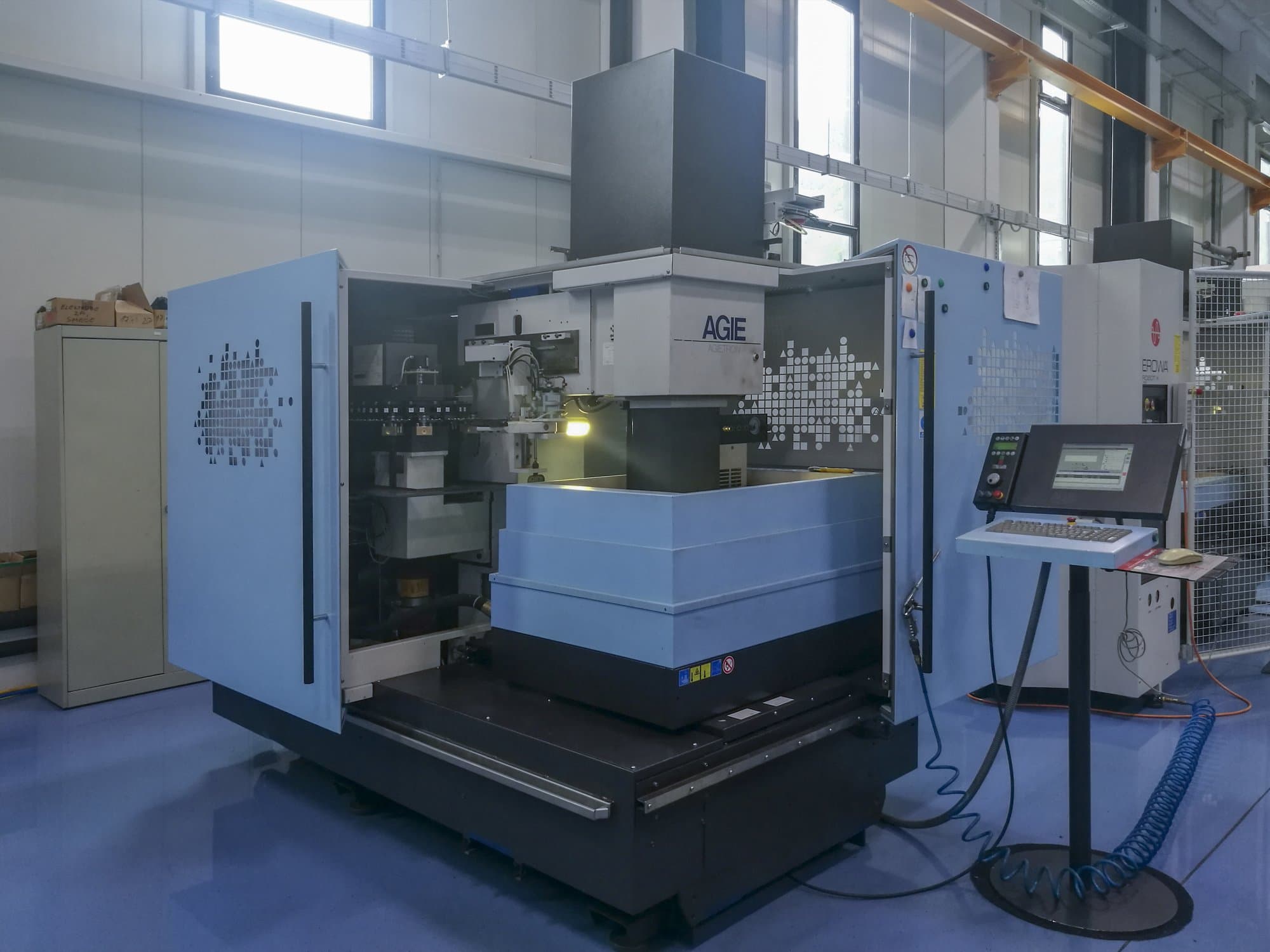 Vista Frontal  da AGIE AGIETRON INNOVATION 2  máquina