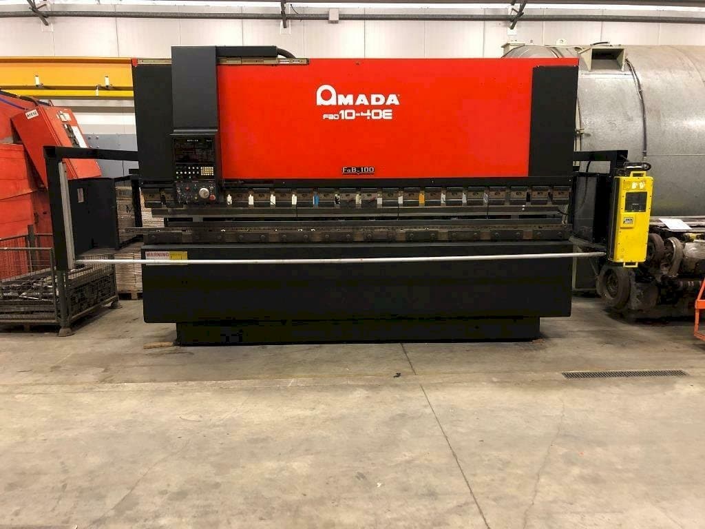 Vista Frontal  da AMADA 10-40E  máquina