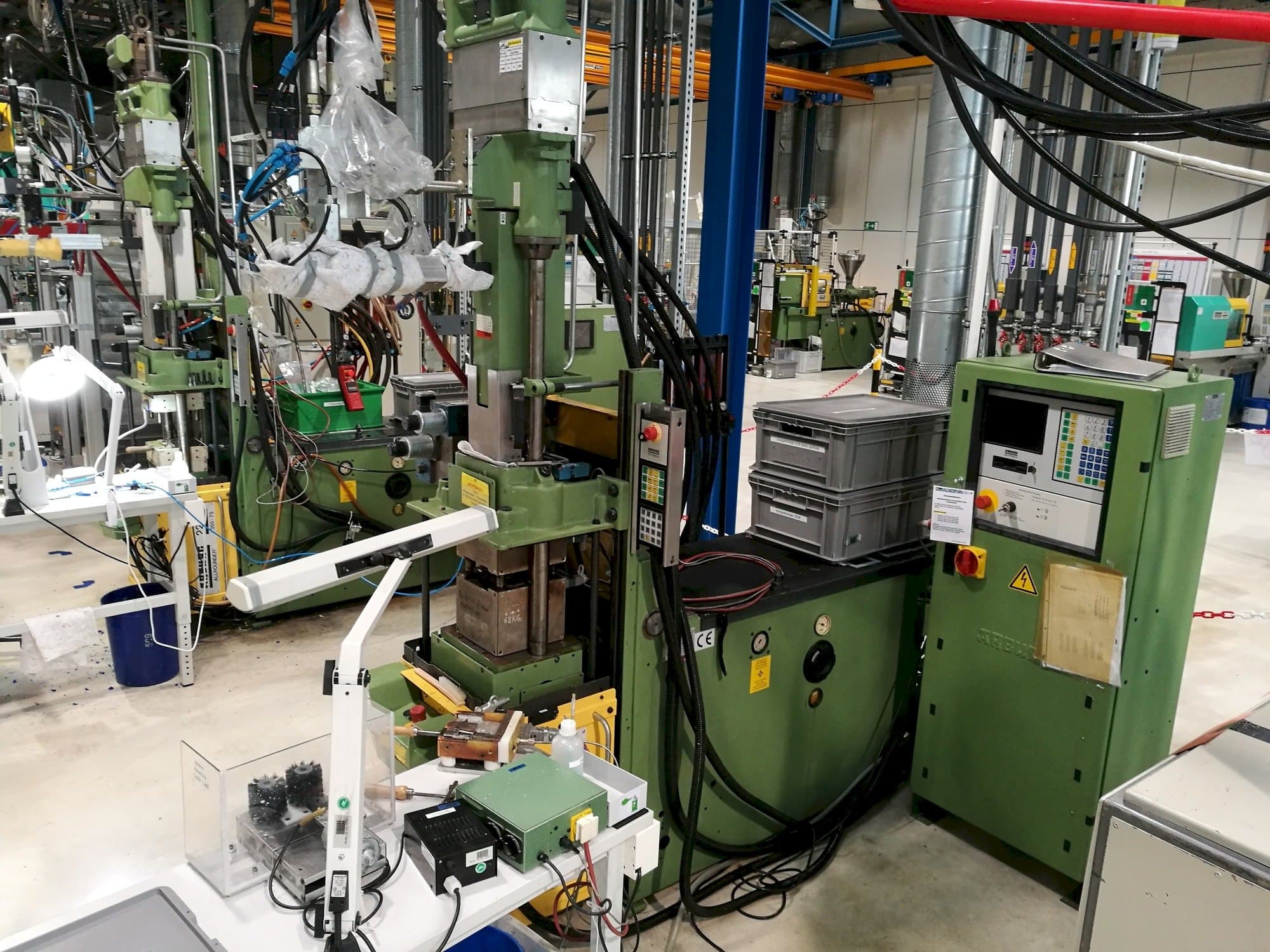 Vista Frontal  da Arburg 221M-350-75U  máquina