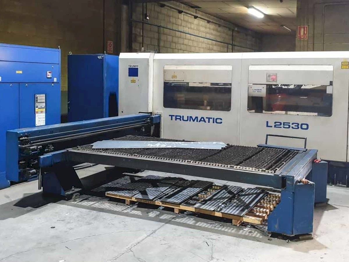 Vista Frontal  da Trumpf Trumatic L2530  máquina