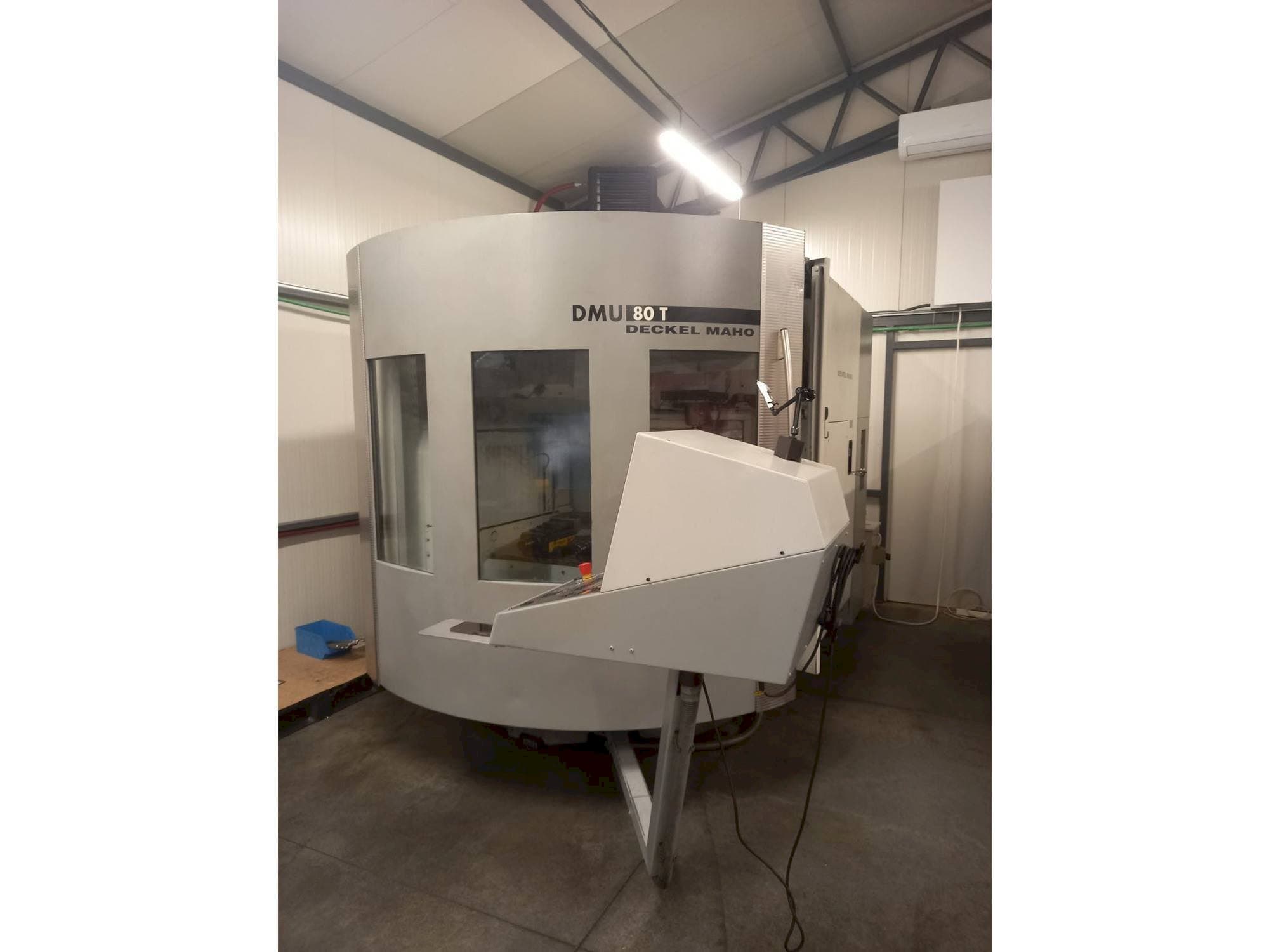 Vista Frontal  da DECKEL MAHO DMU 80T  máquina