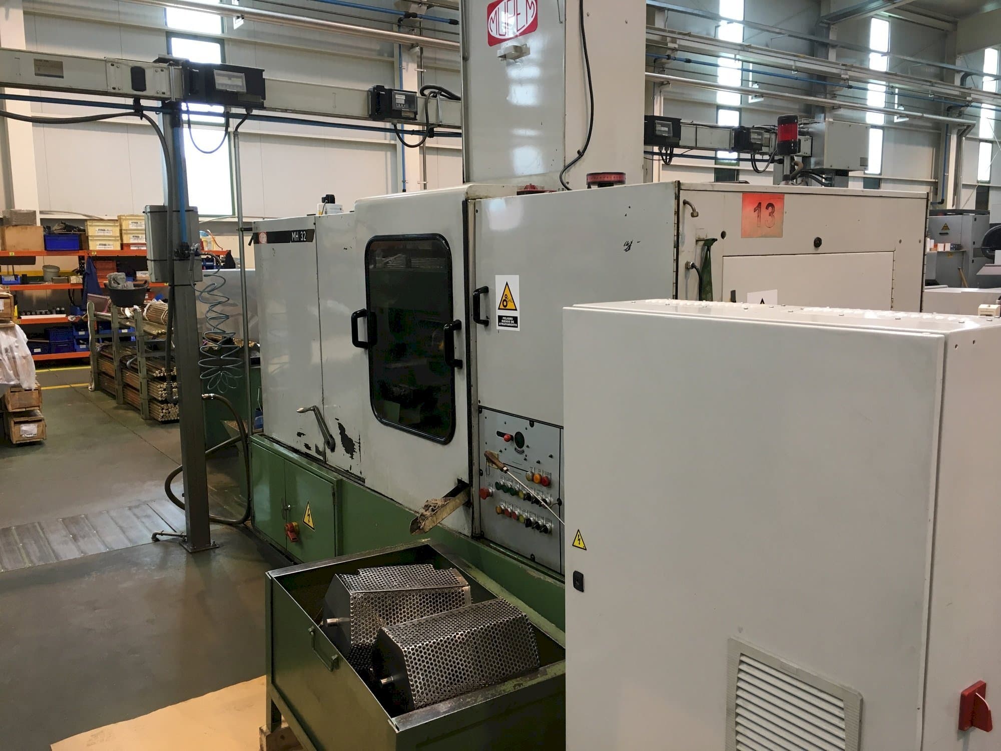 Vista Frontal  da Mupem MH 32  máquina