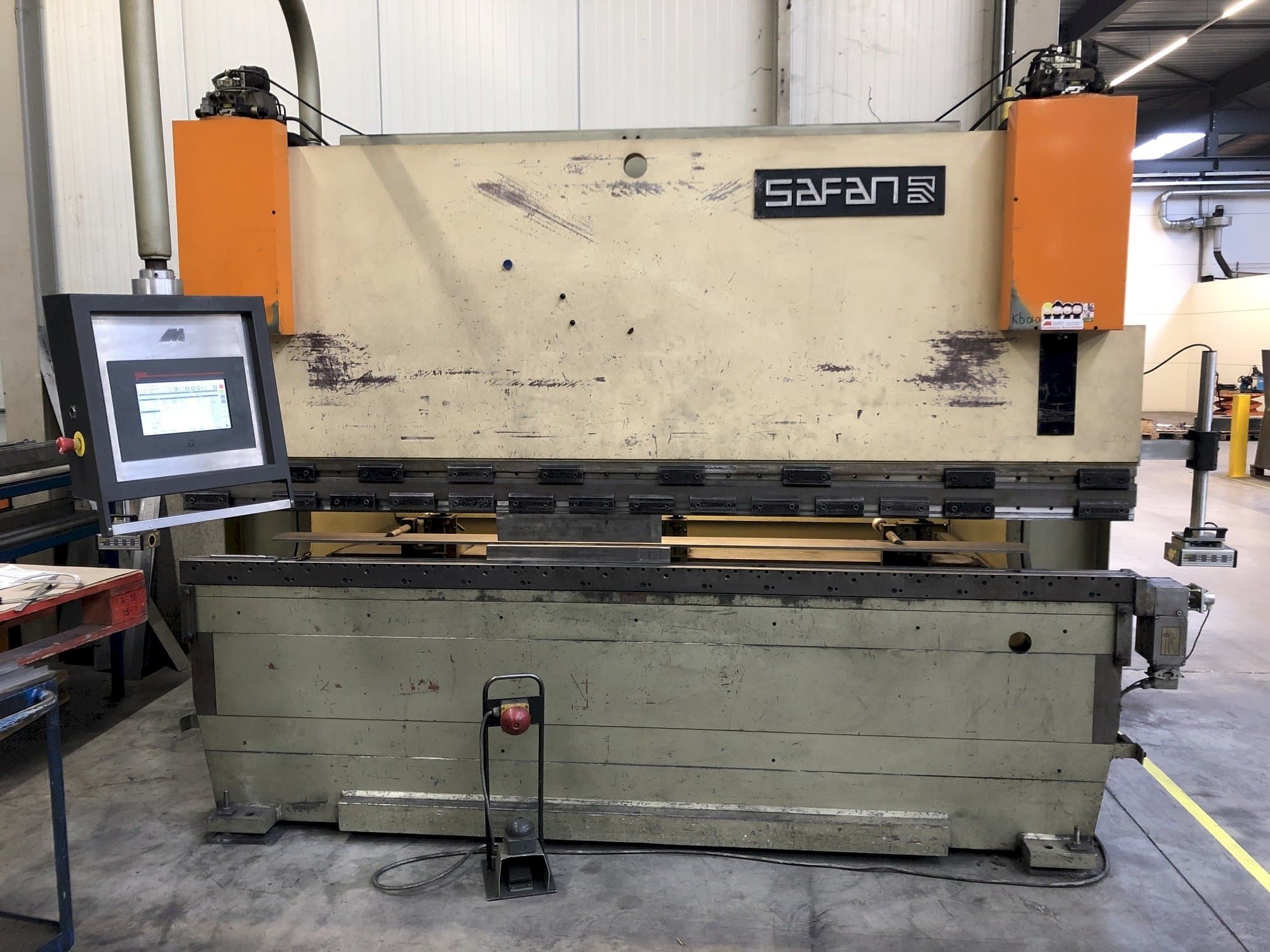 Vista Frontal  da Safan CNCL 110T  máquina