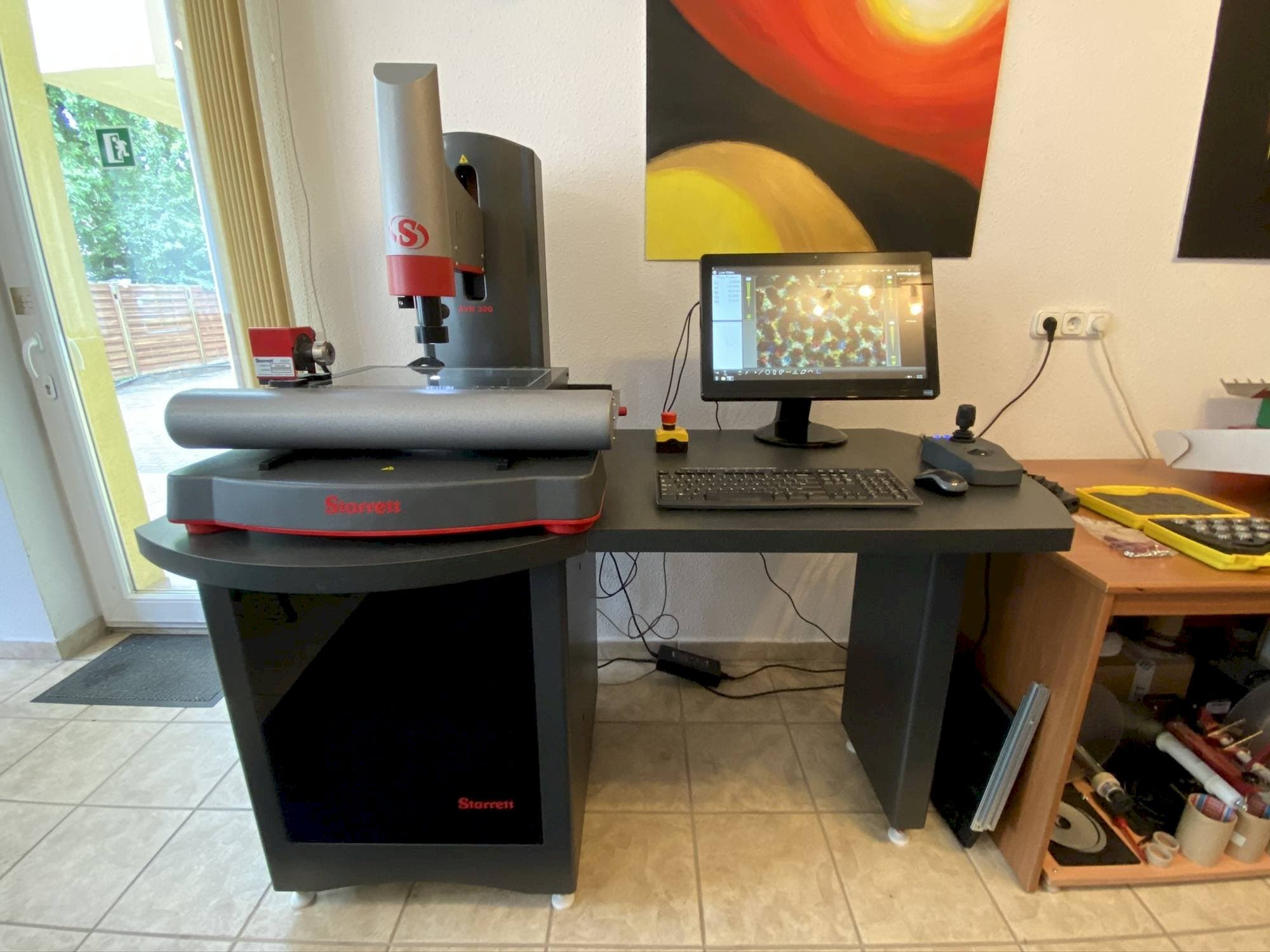 Vista Frontal  da Starrett AVR 300  máquina