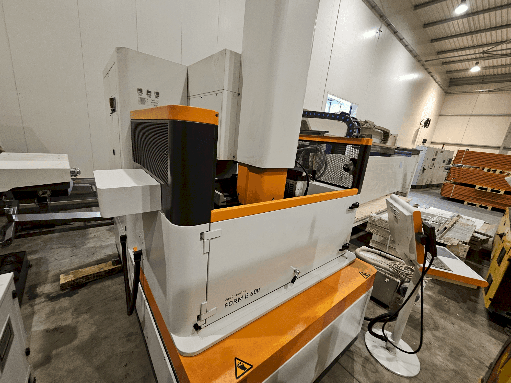 Vista Frontal  da AgieCharmilles Form E 600  máquina