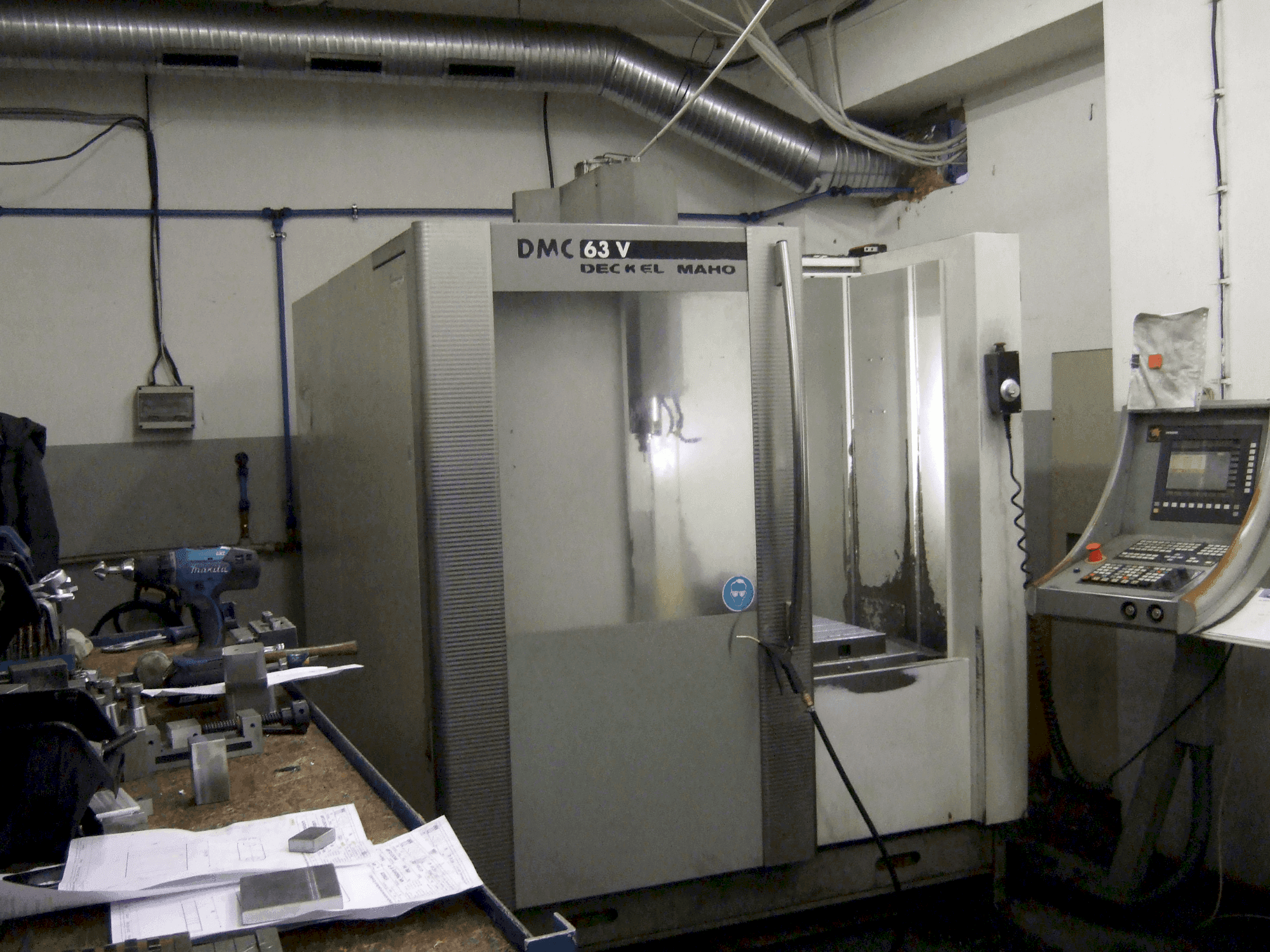 Vista Frontal  da DECKEL MAHO DMC 63V  máquina