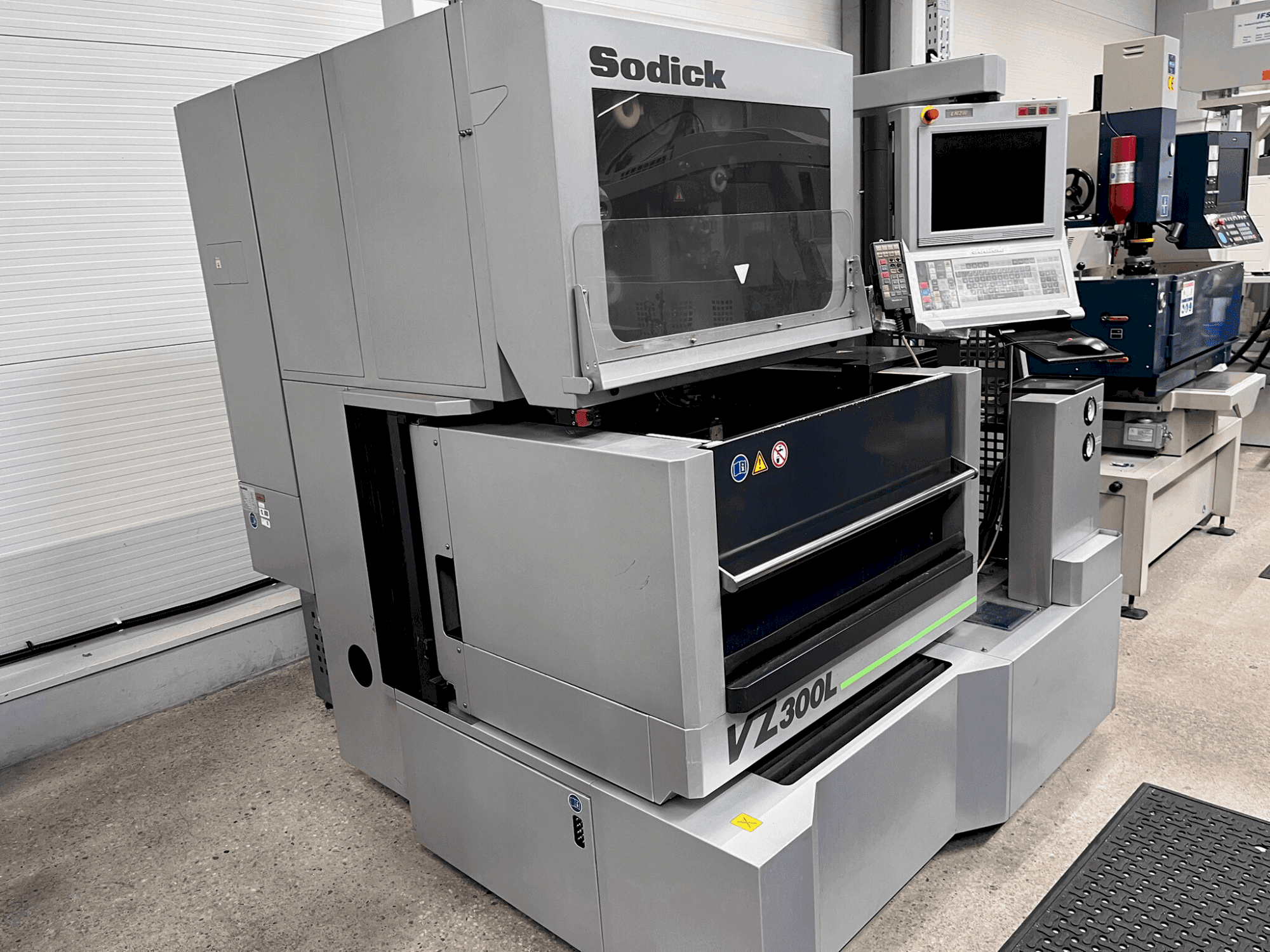 Vista Lateral Esquerda  da Sodick VZ 300L  máquina