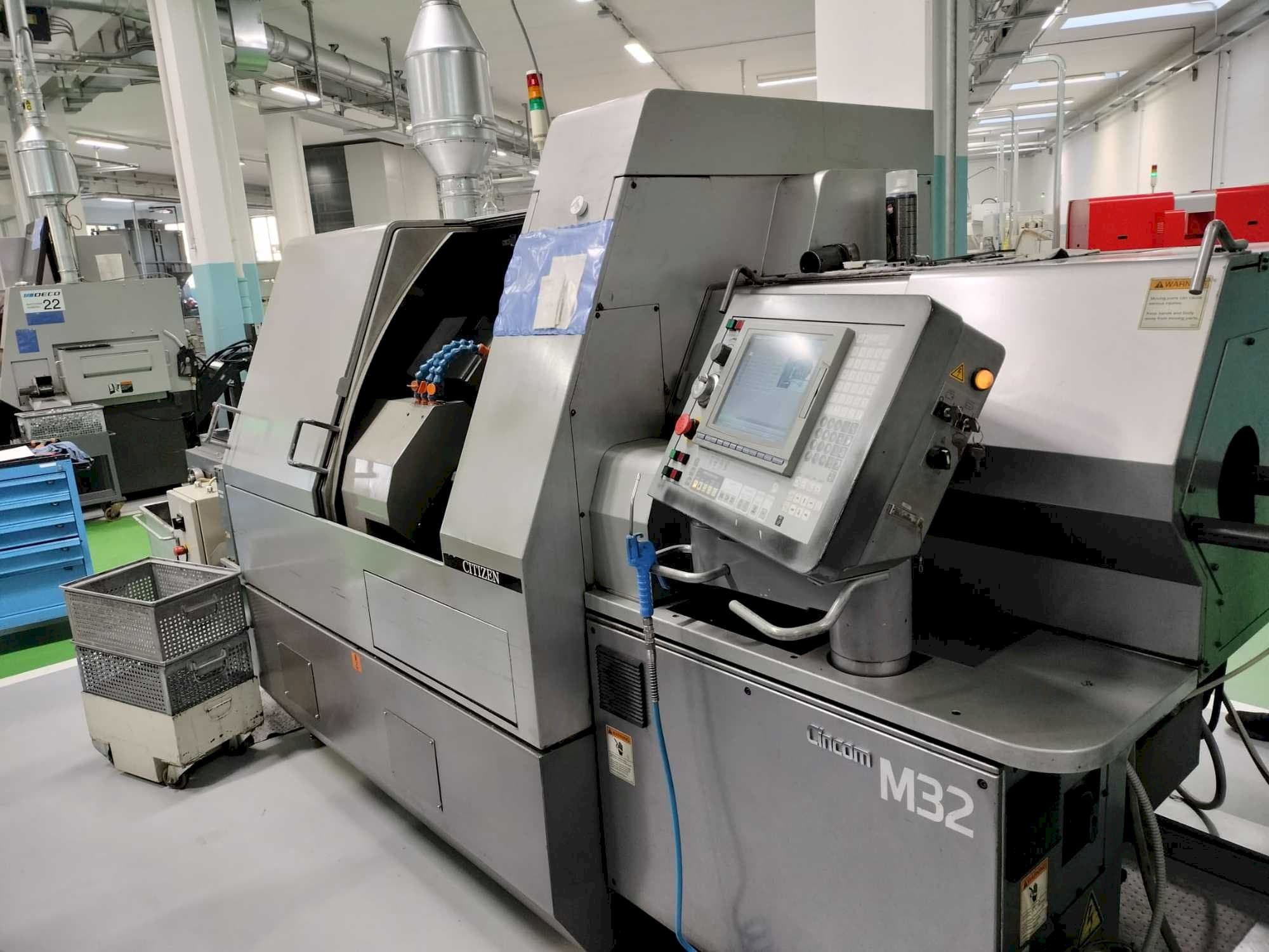 Vista Frontal  da Citizen CINCOM M32V  máquina