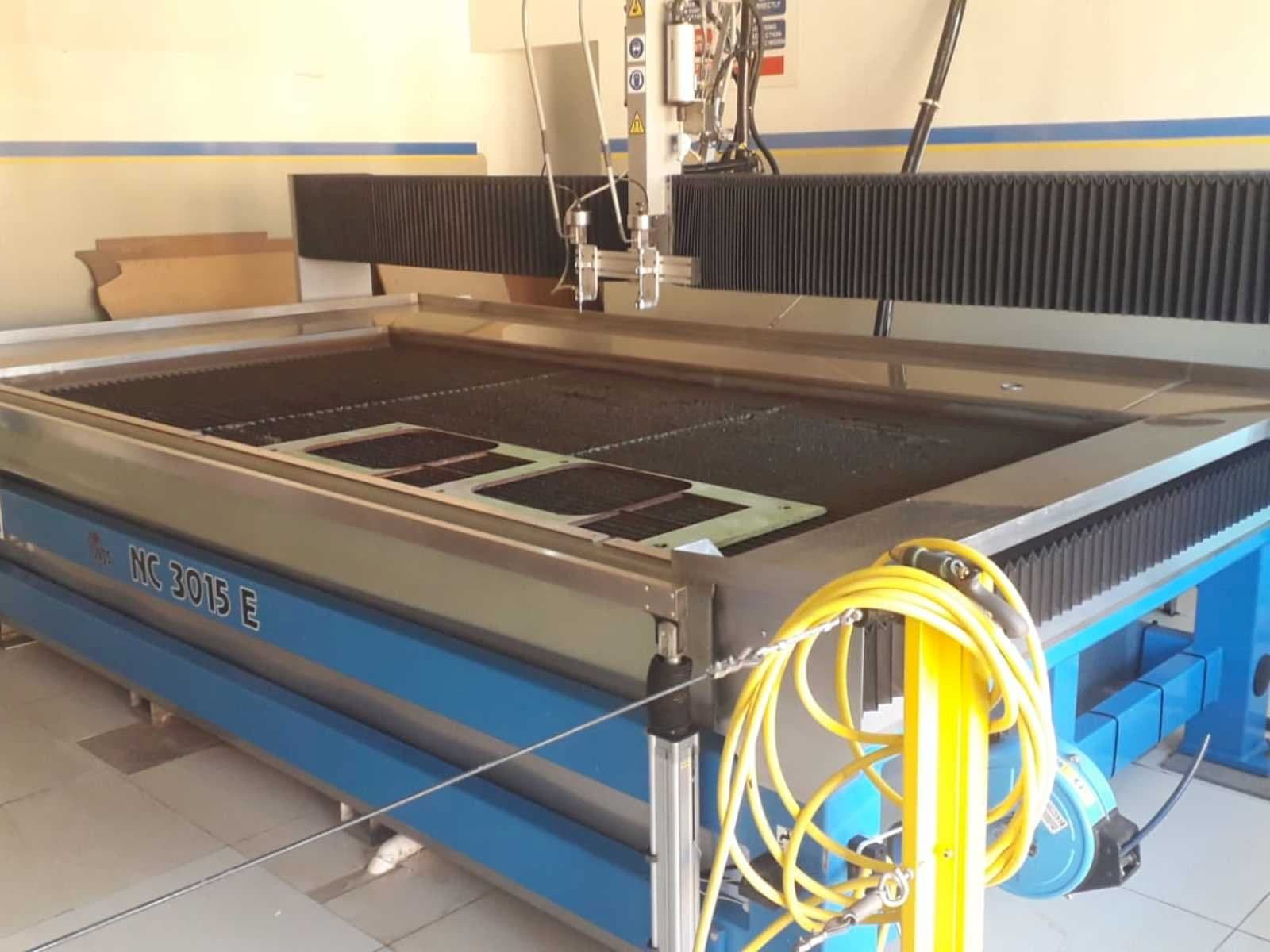 Vista Frontal  da Waterjet Sweeden NC 3015 e  máquina