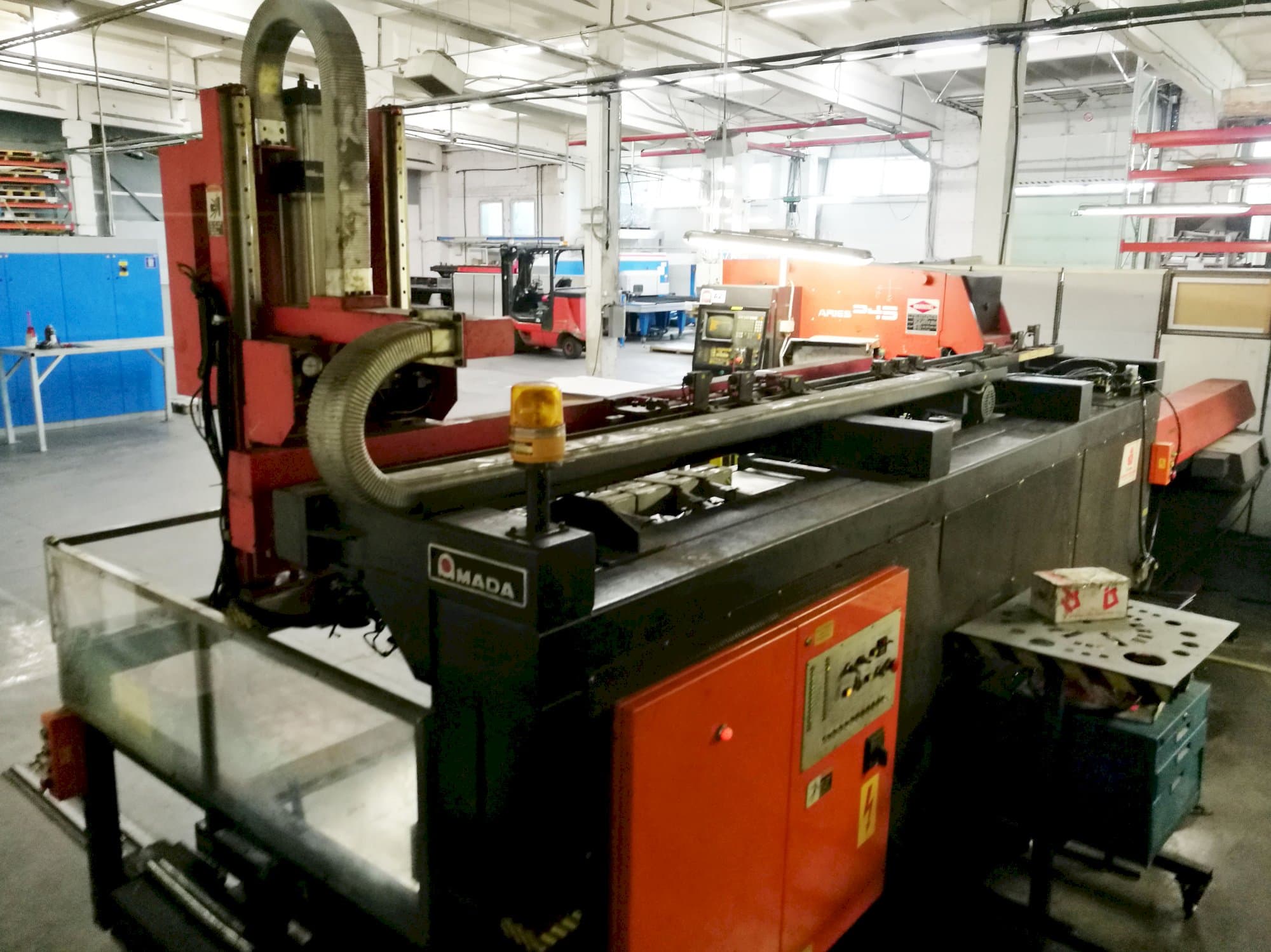 Vista Lateral Esquerda  da AMADA ARIES 245  máquina