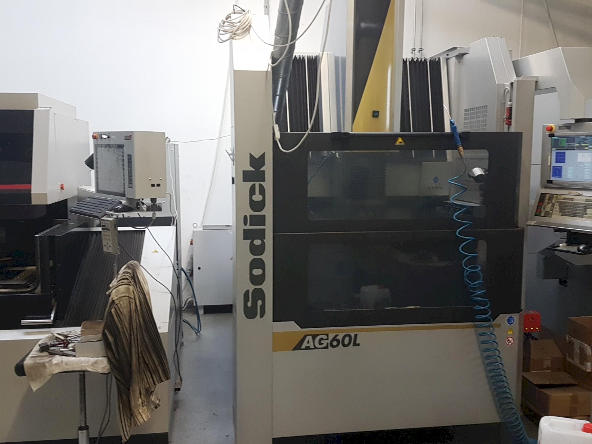 Vista Frontal  da Sodick AG60L  máquina