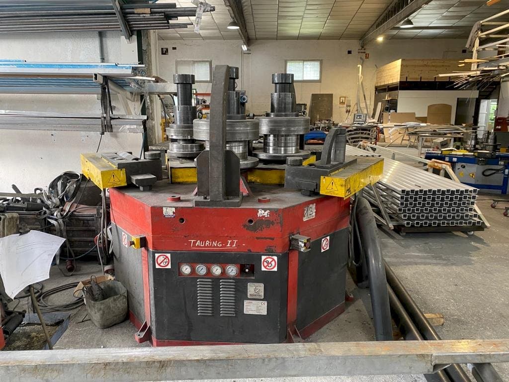 Vista Frontal  da Tauring Alfa 200  máquina