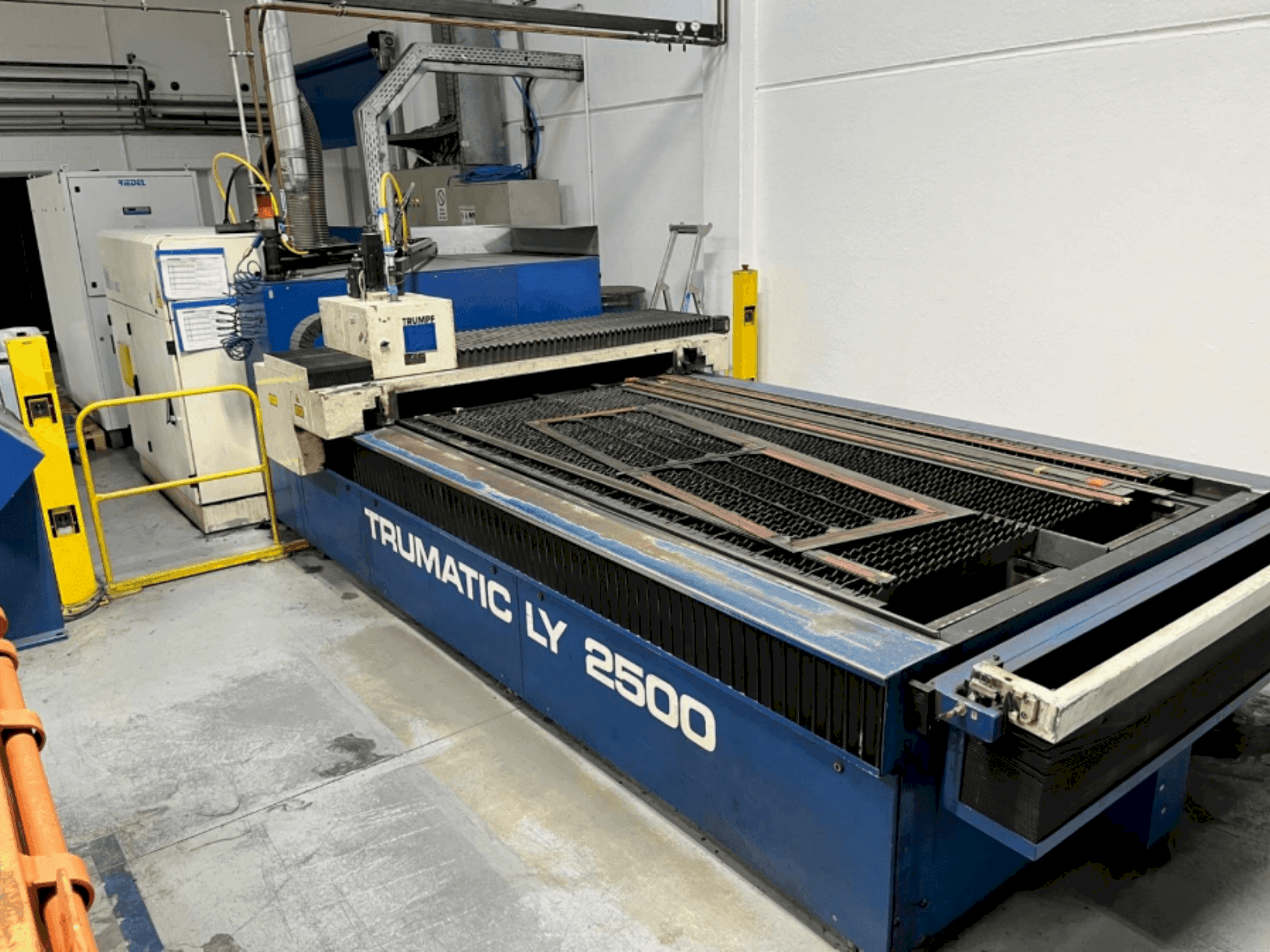Vista Frontal  da TRUMPF Trumatic LY2500  máquina
