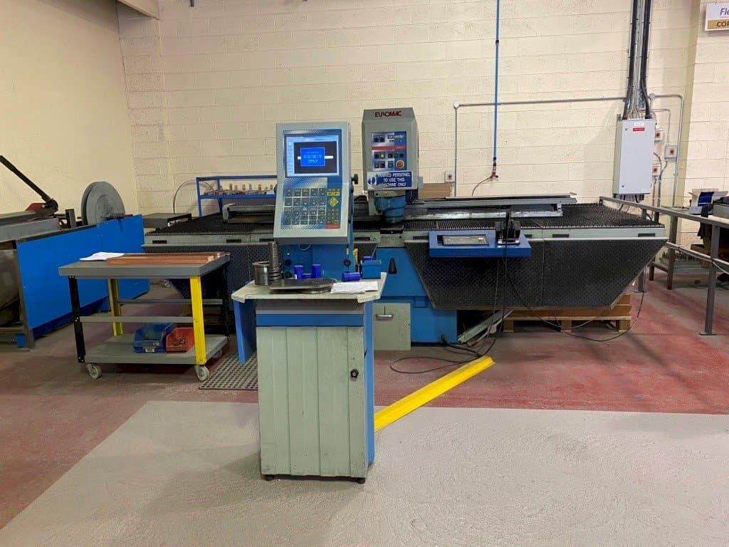 Vista Frontal  da Euromac ZX 1250/30  máquina