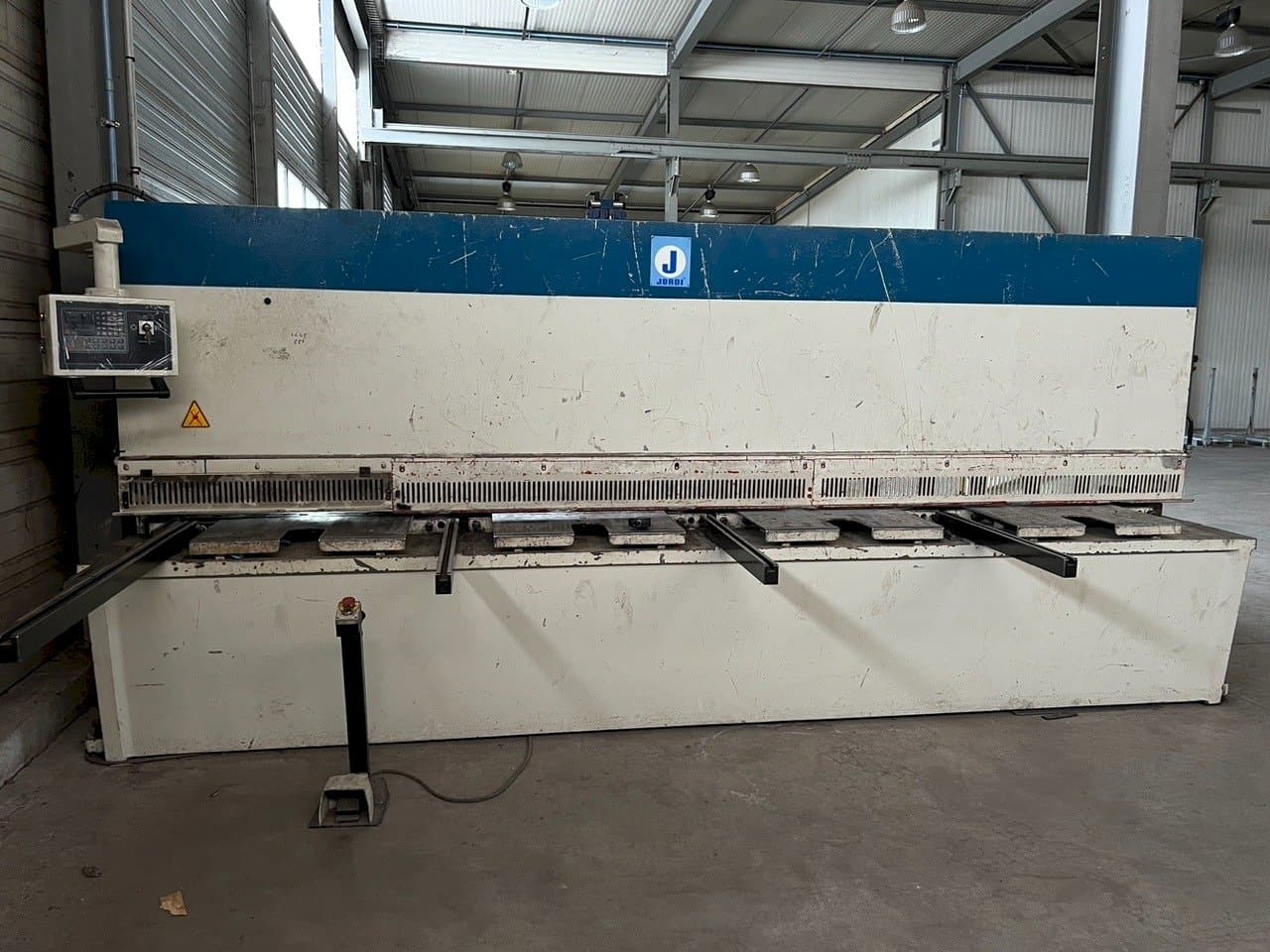 Vista Frontal  da JORDI CH 413  máquina