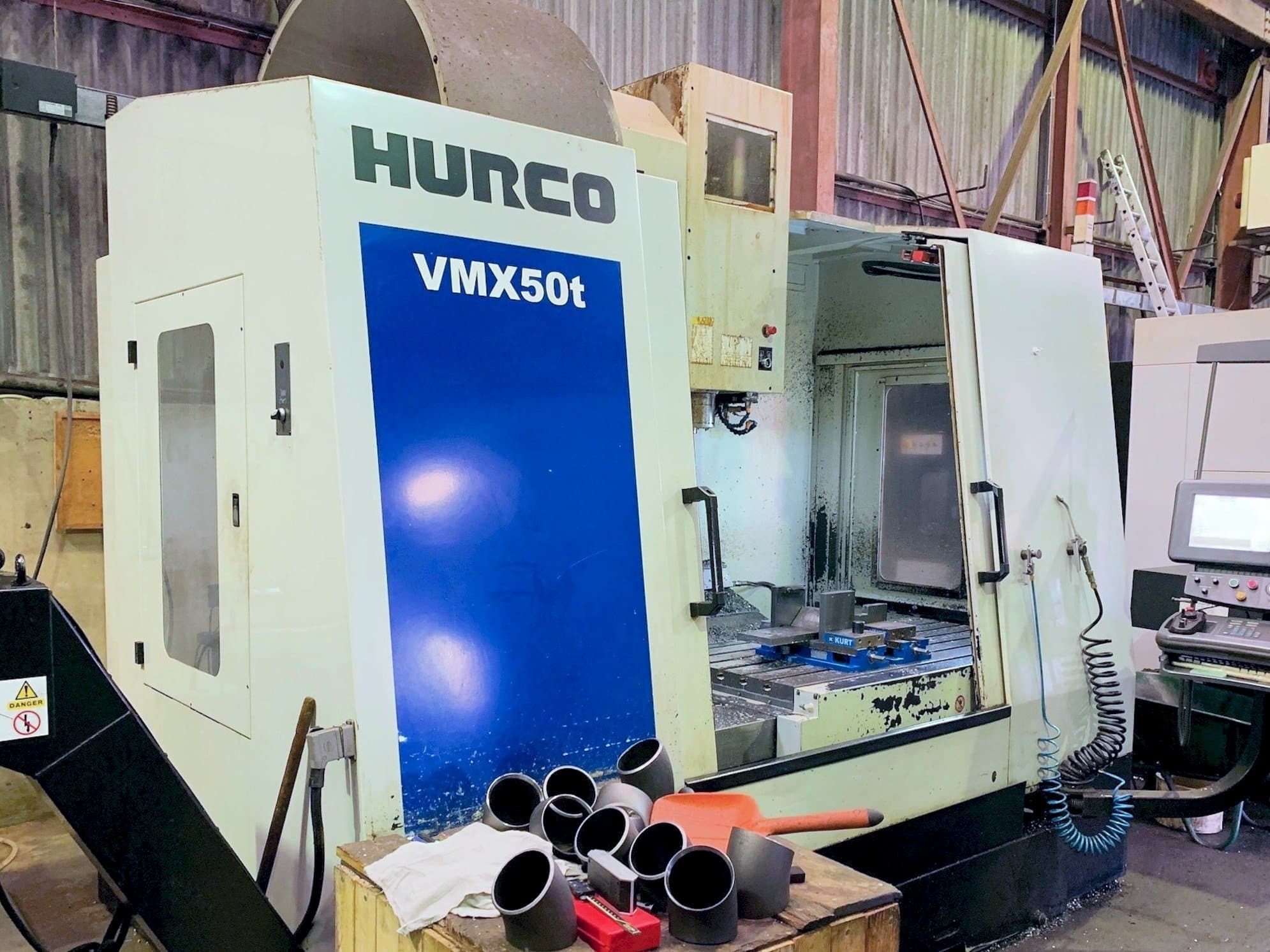 Vista Frontal  da Hurco VMX 50T  máquina