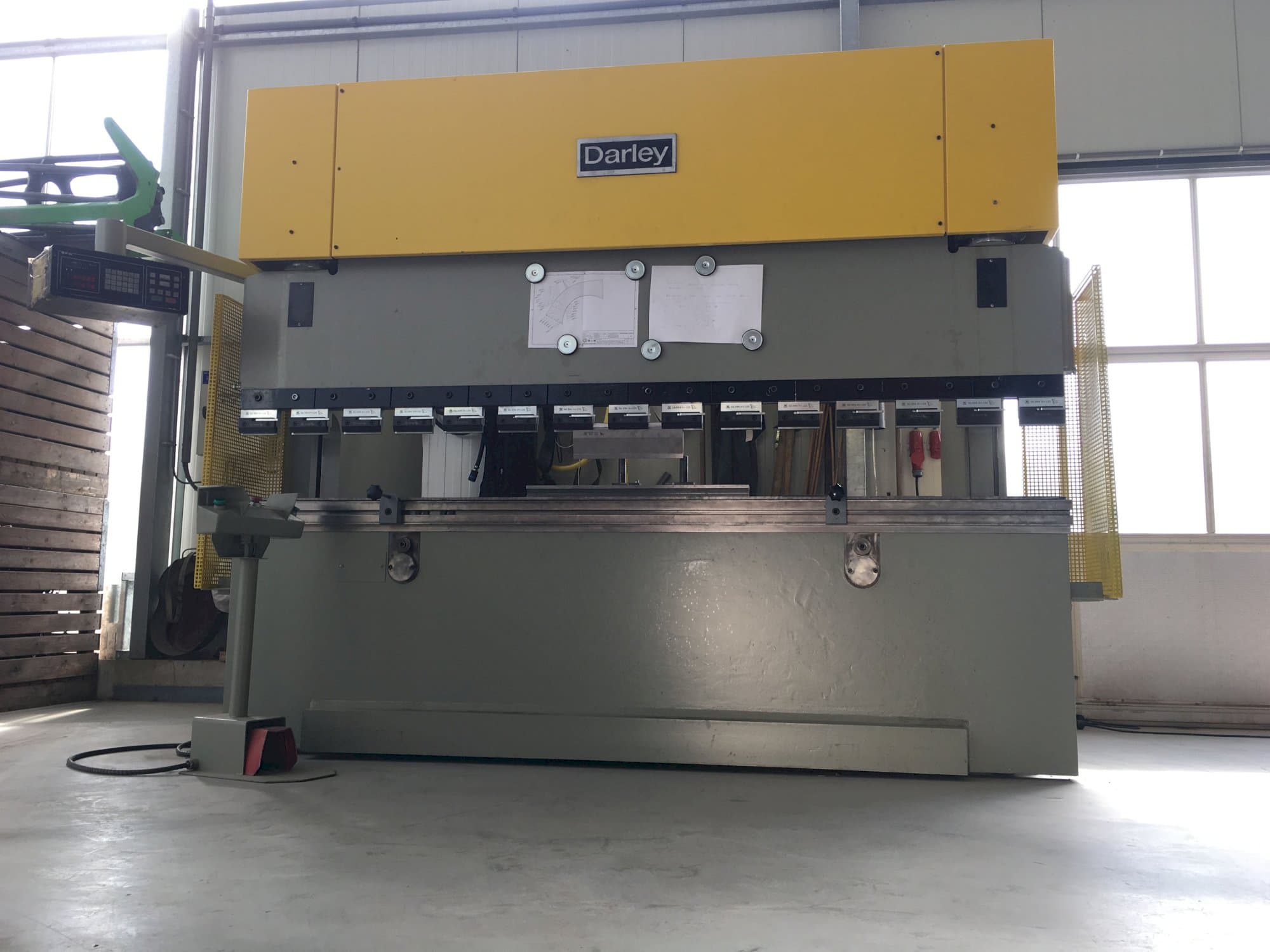 Vista Frontal  da Darley EHP 150 31/25  máquina