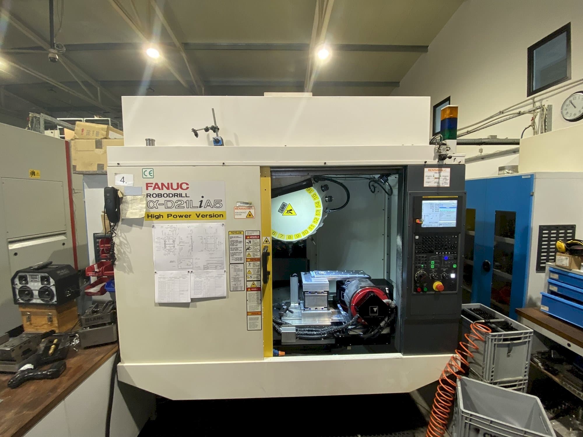 Vista Frontal  da FANUC Robodrill Alpha D21LiB5  máquina