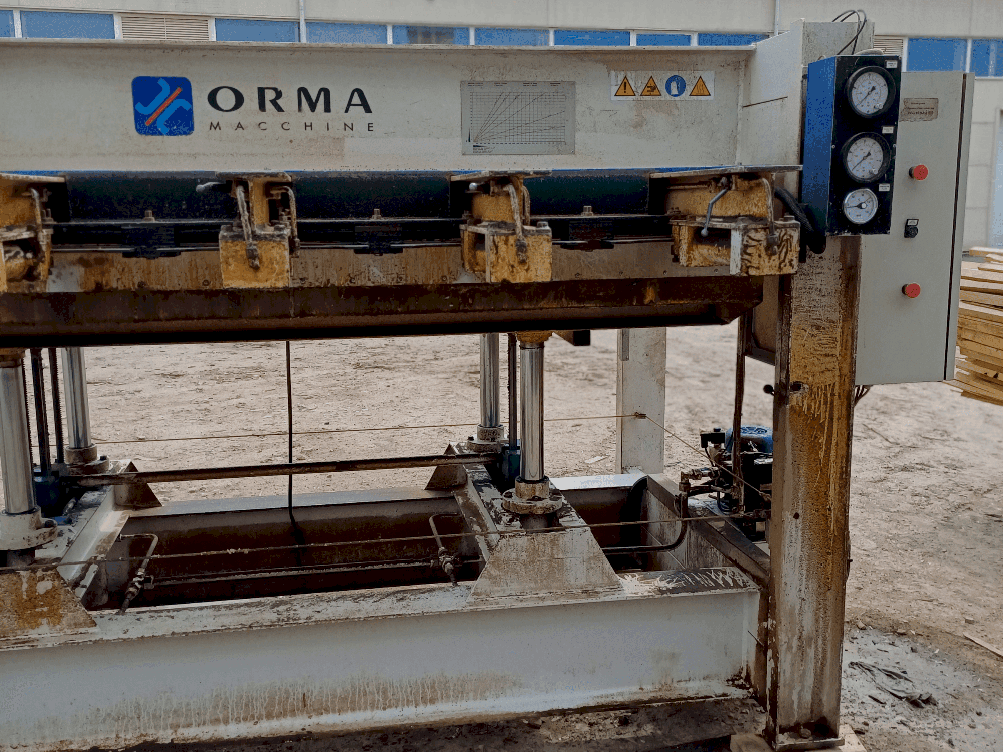 Vista Frontal  da ORMA NPC/L  máquina