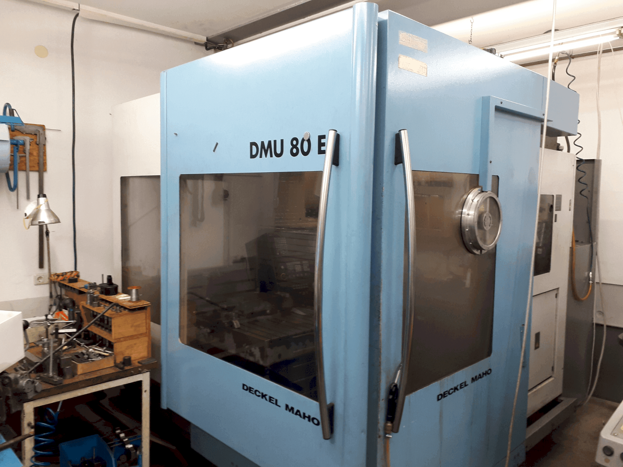 Vista Frontal  da DECKEL MAHO DMU 80E  máquina