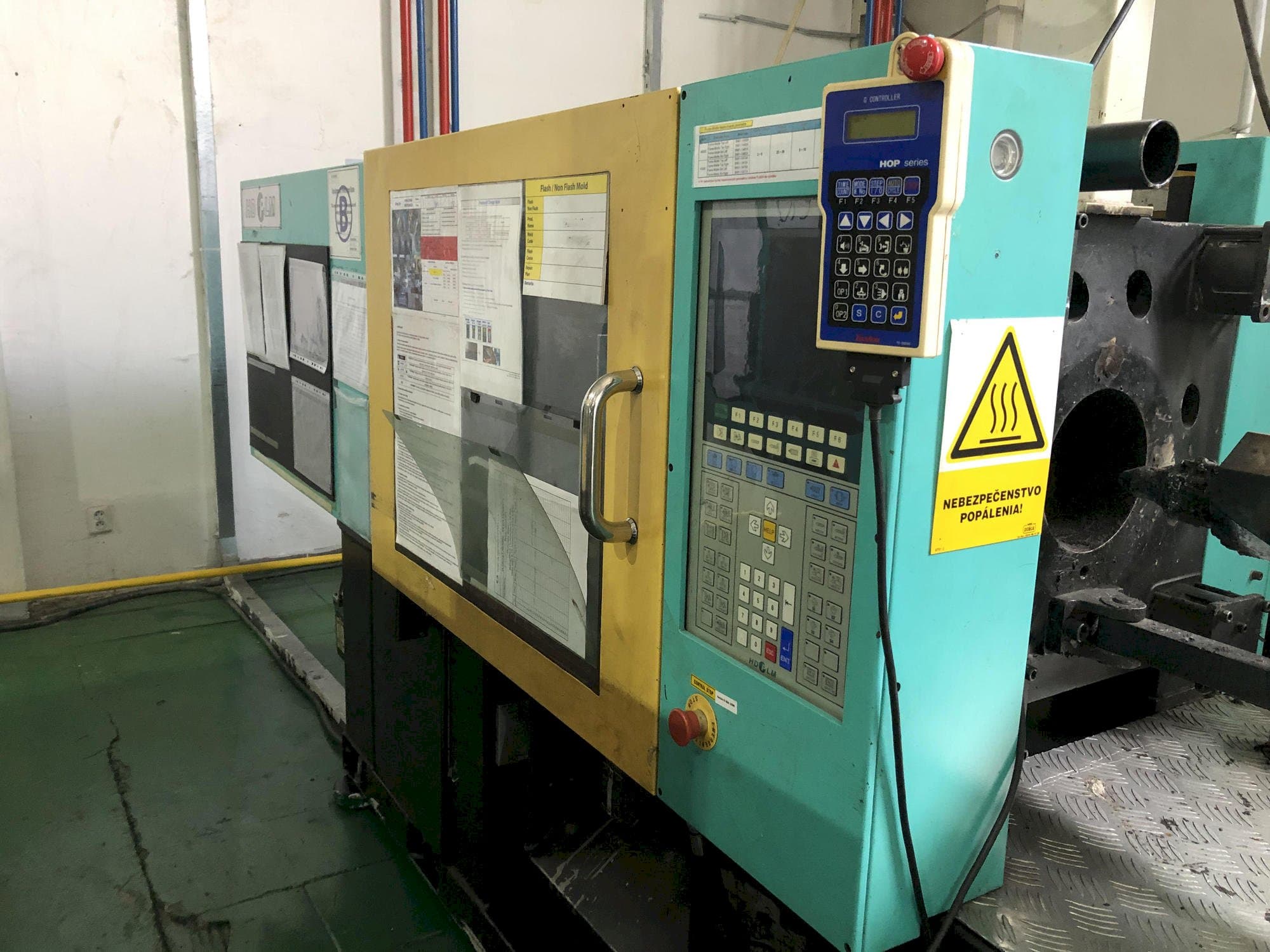 Vista Frontal  da Hyundai K-120V  máquina