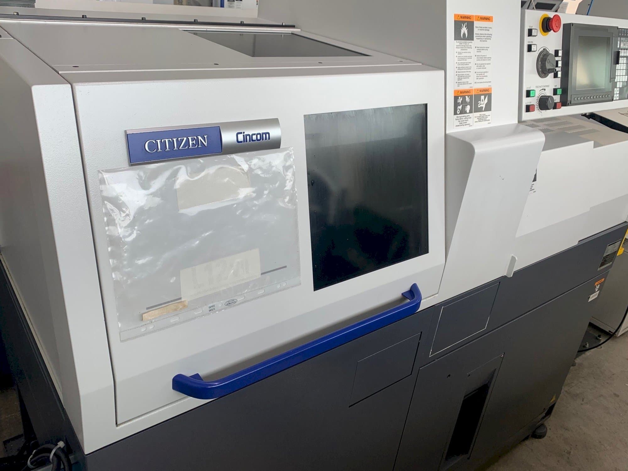 Vista Frontal  da Citizen Cincom L12  máquina