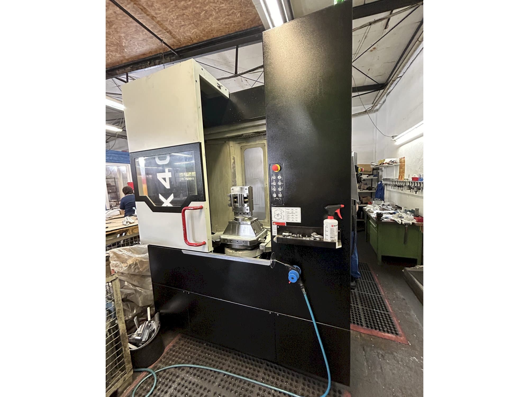 Vista Frontal  da Quaser HX404  máquina