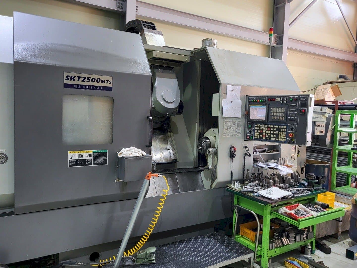 Vista Frontal  da Hyundai Wia SKT2500MTS  máquina