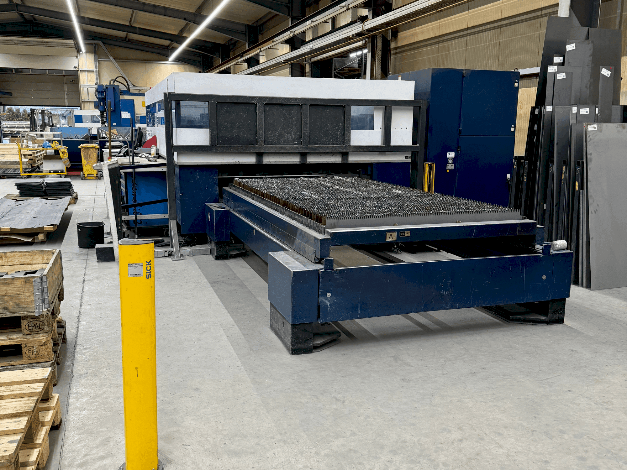 Vista Frontal  da TRUMPF TruLaser 3030 4kW (L20)  máquina