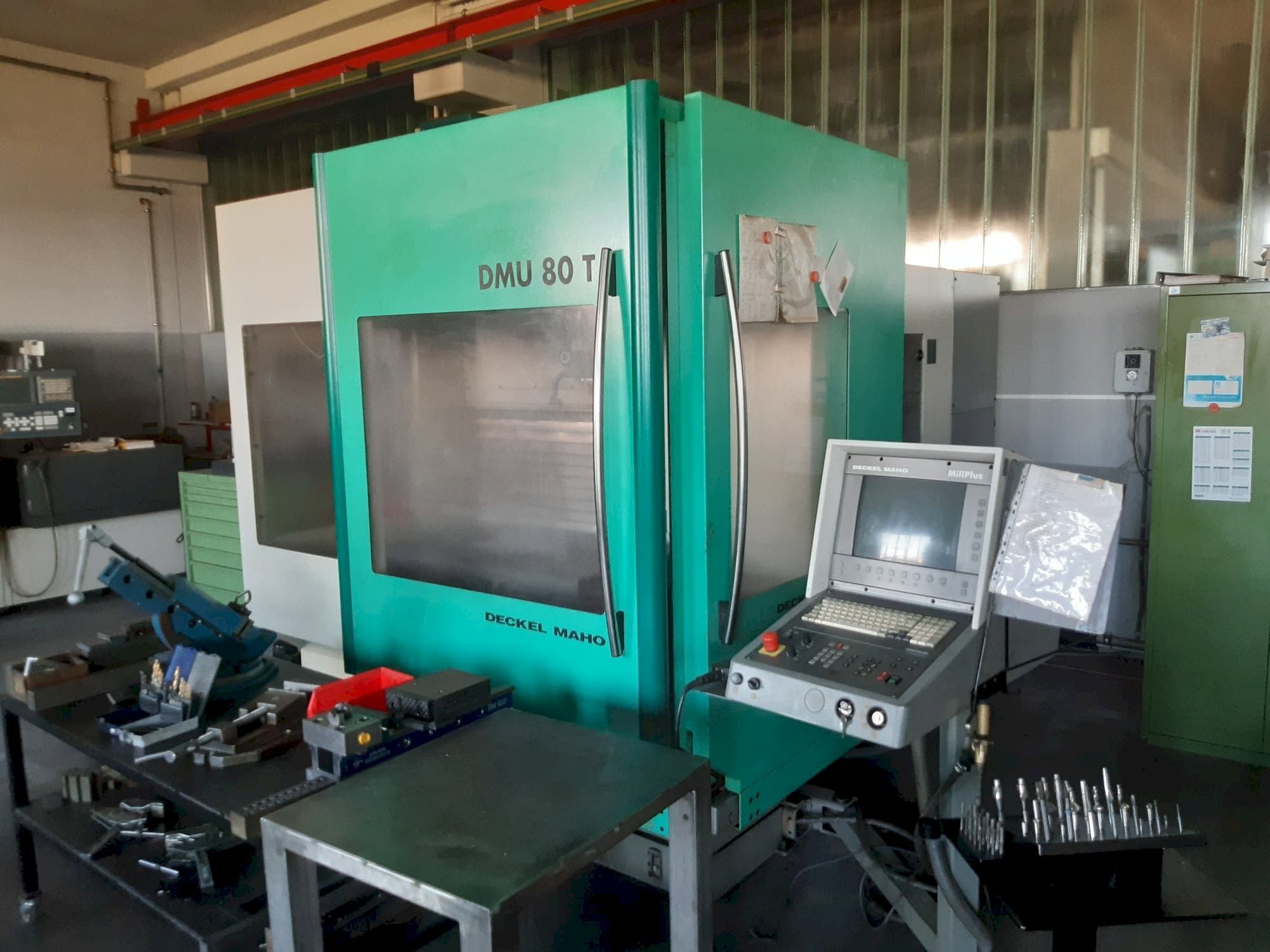 Vista Frontal  da DECKEL MAHO DMU 80T  máquina