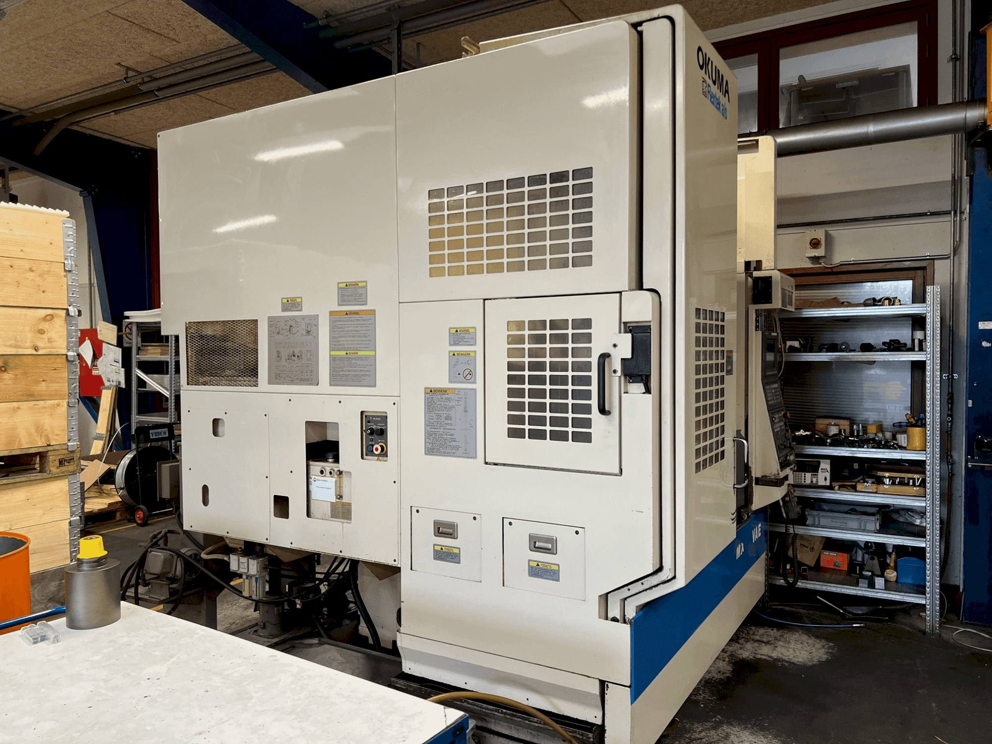 Vista Frontal  da Okuma MX-45 VAE  máquina