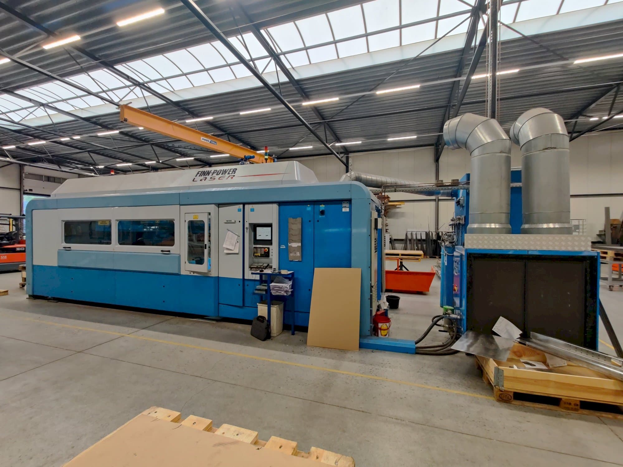 Vista Frontal  da Finn-Power FPL6-B  máquina