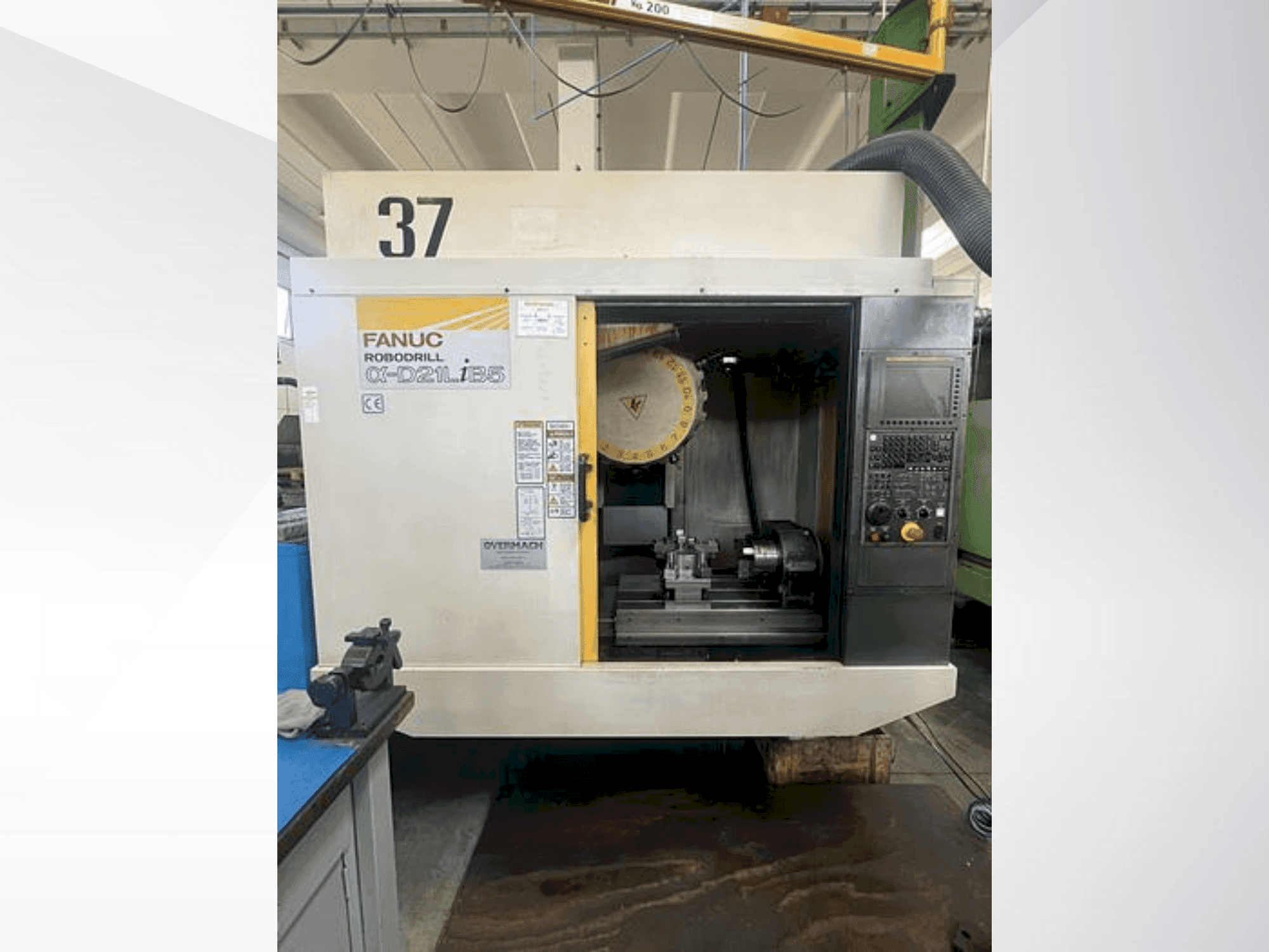 Vista Frontal  da FANUC Robodrill α-D21LiB5  máquina