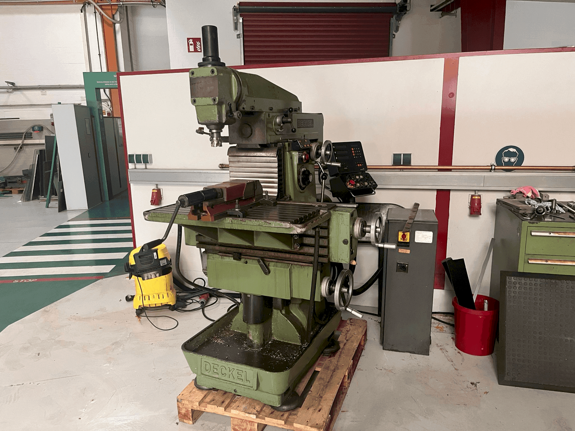 Vista Frontal  da DECKEL FP2  máquina