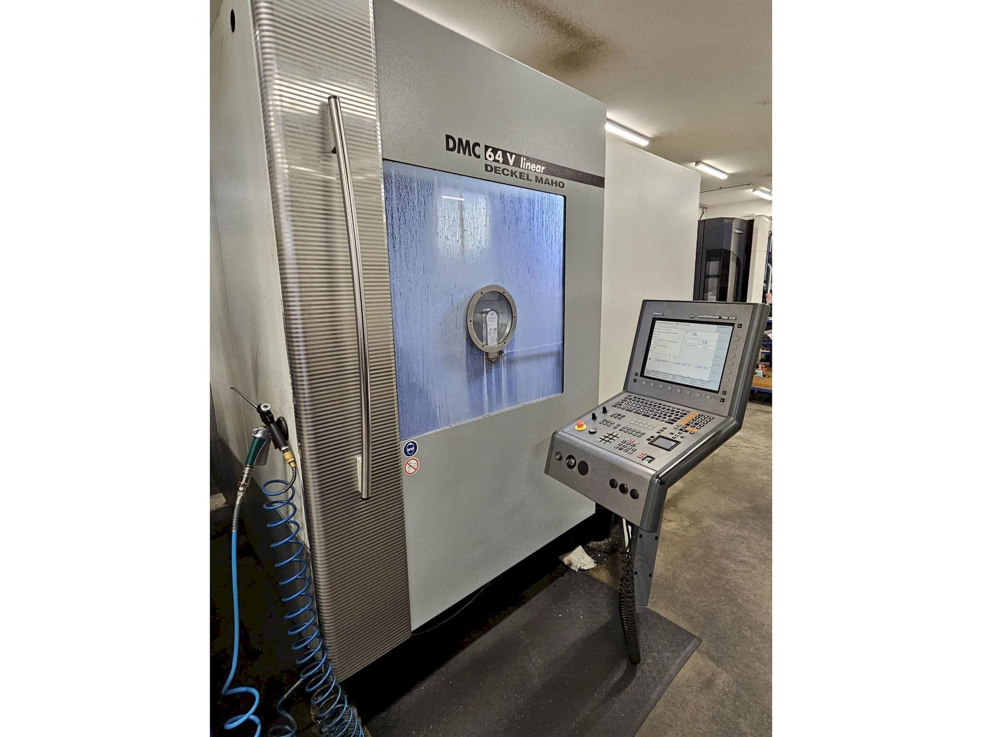 Vista Frontal  da DMG DMC64V  máquina