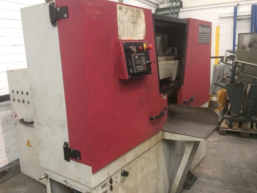 Vista Frontal  da Behringer HBE261 A  máquina