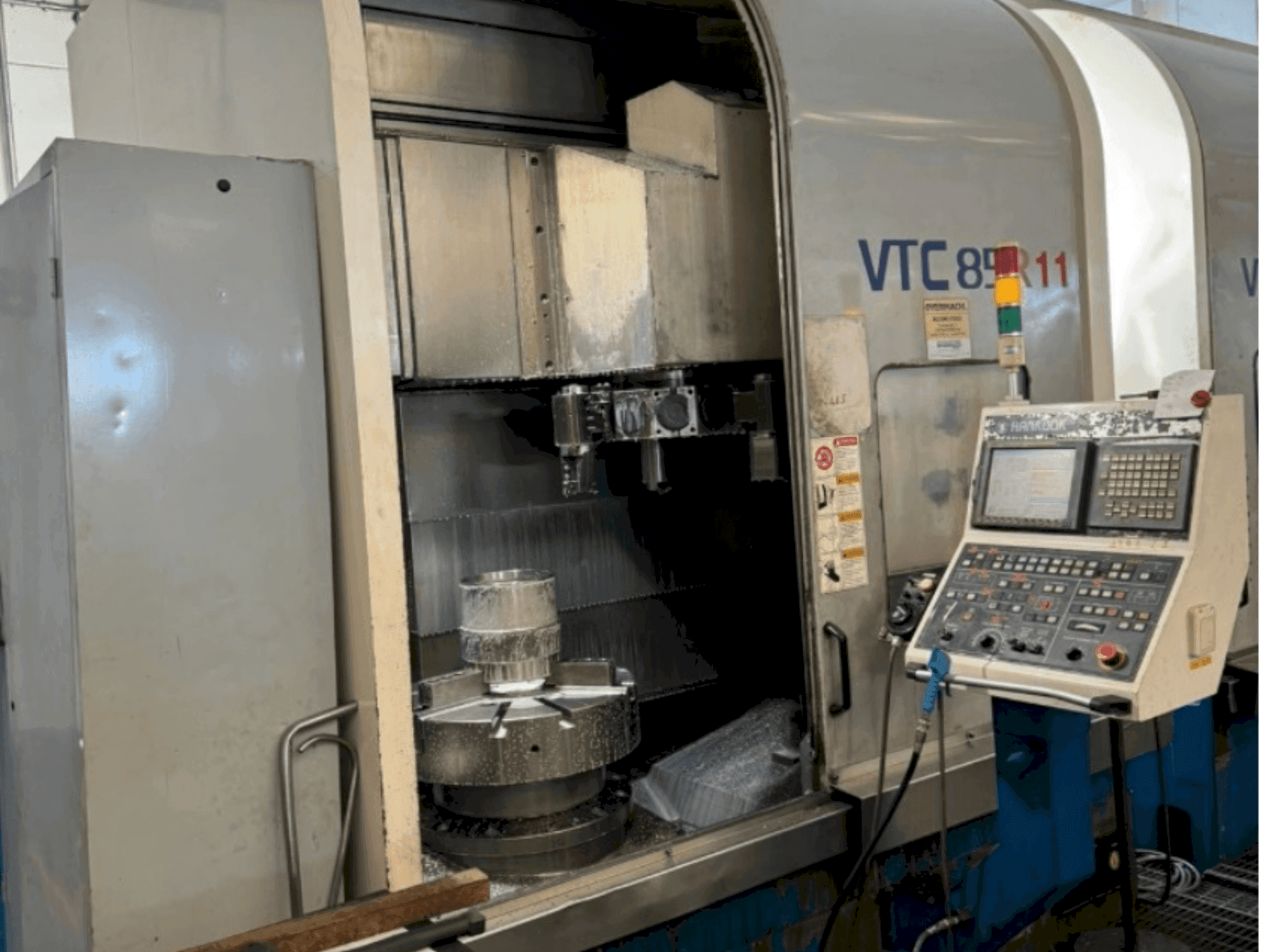 Vista Frontal  da HANKOOK VTC 85  máquina