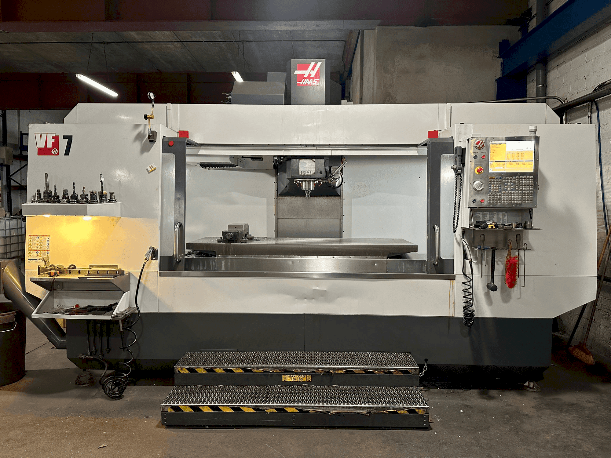 Vista Frontal  da HAAS VF-7/40  máquina