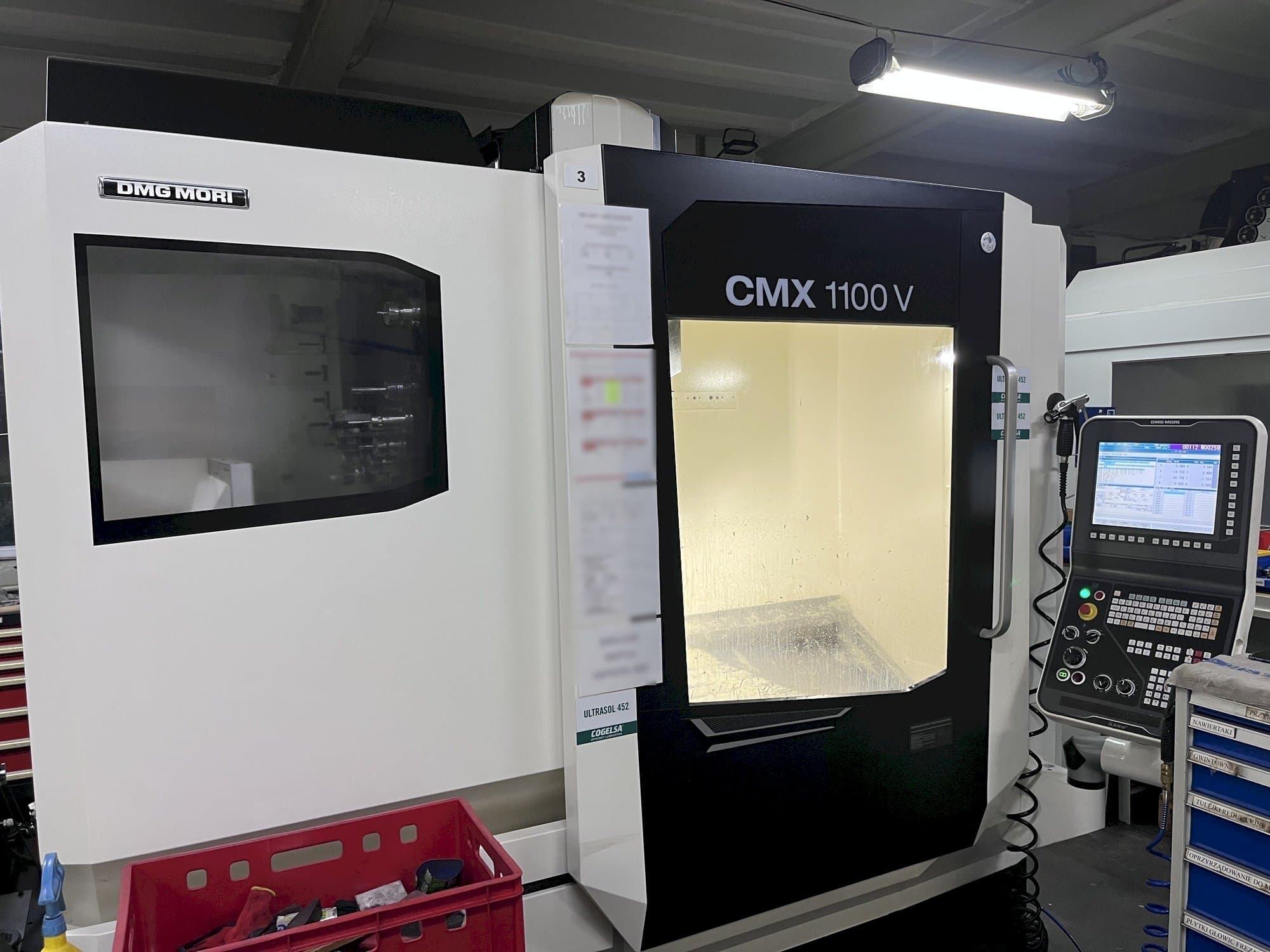 Vista Lateral Esquerda  da DMG MORI CMX 1100 V  máquina